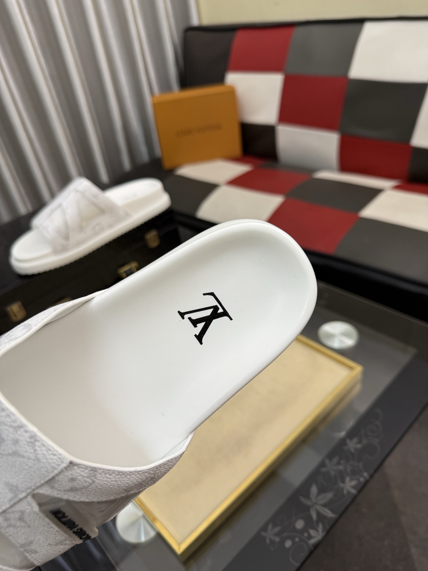 LV 高仿 男款 拖鞋 白色鏤空設計 Monogram 簡約百搭款| 8 LV 高仿 男款 拖鞋 白色鏤空設計 Monogram 簡約百搭款