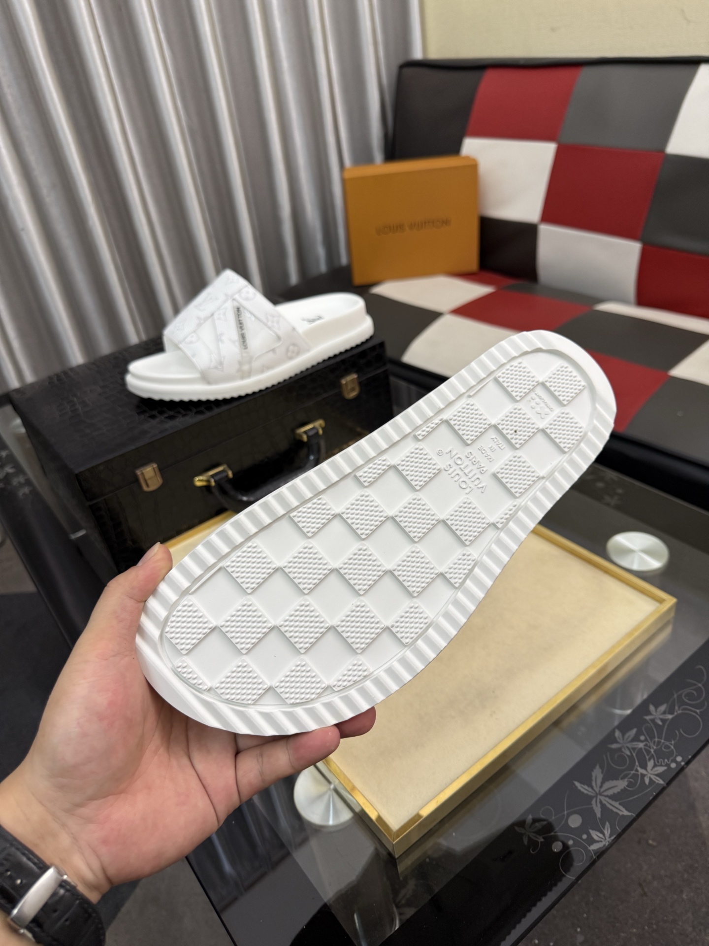 LV 高仿 男款 拖鞋 白色鏤空設計 Monogram 簡約百搭款| 7 LV 高仿 男款 拖鞋 白色鏤空設計 Monogram 簡約百搭款
