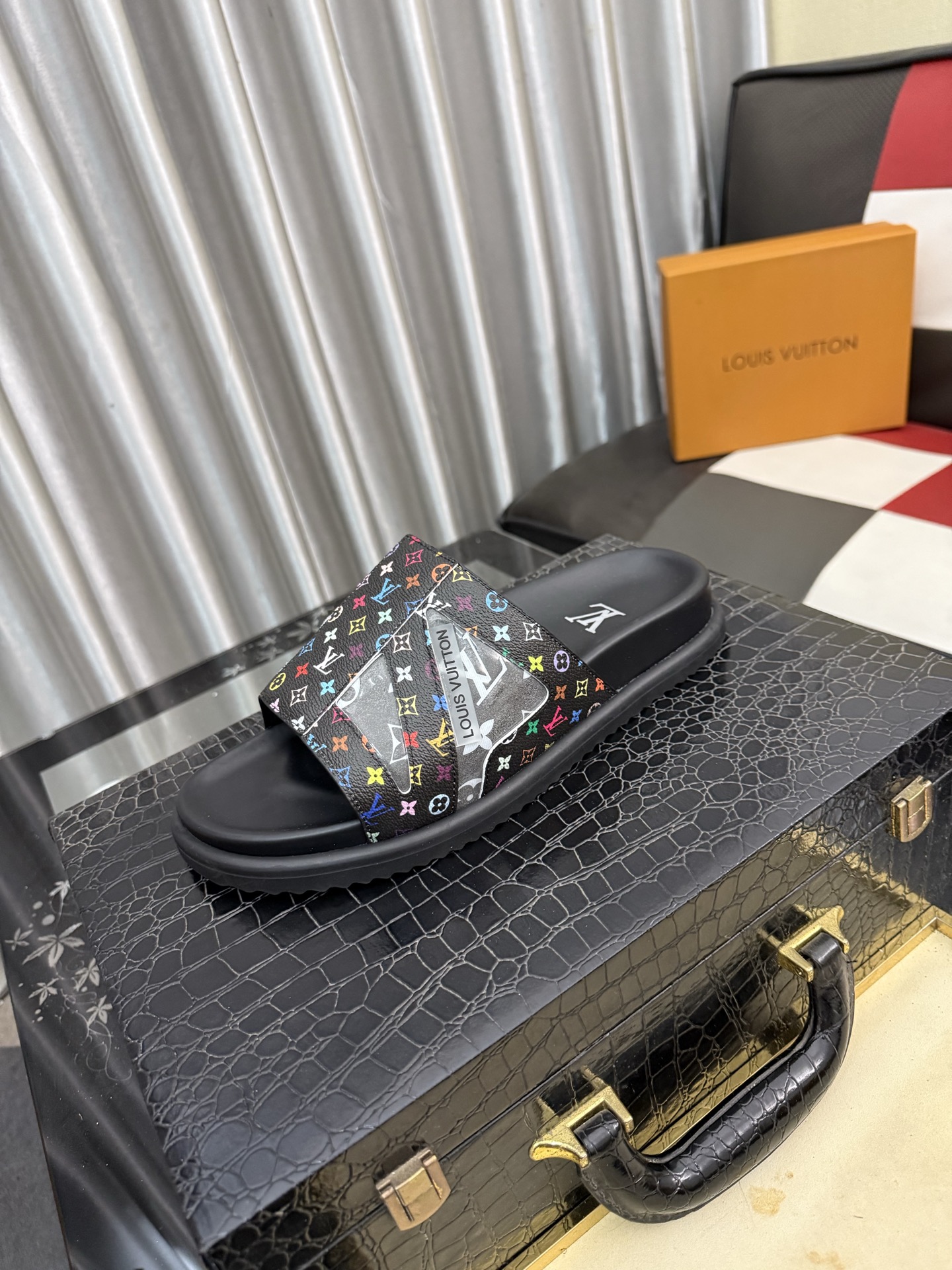 LV 原單 男款 拖鞋 彩色Monogram 黑底設計 潮流個性款| 3 LV 原單 男款 拖鞋 彩色Monogram 黑底設計 潮流個性款