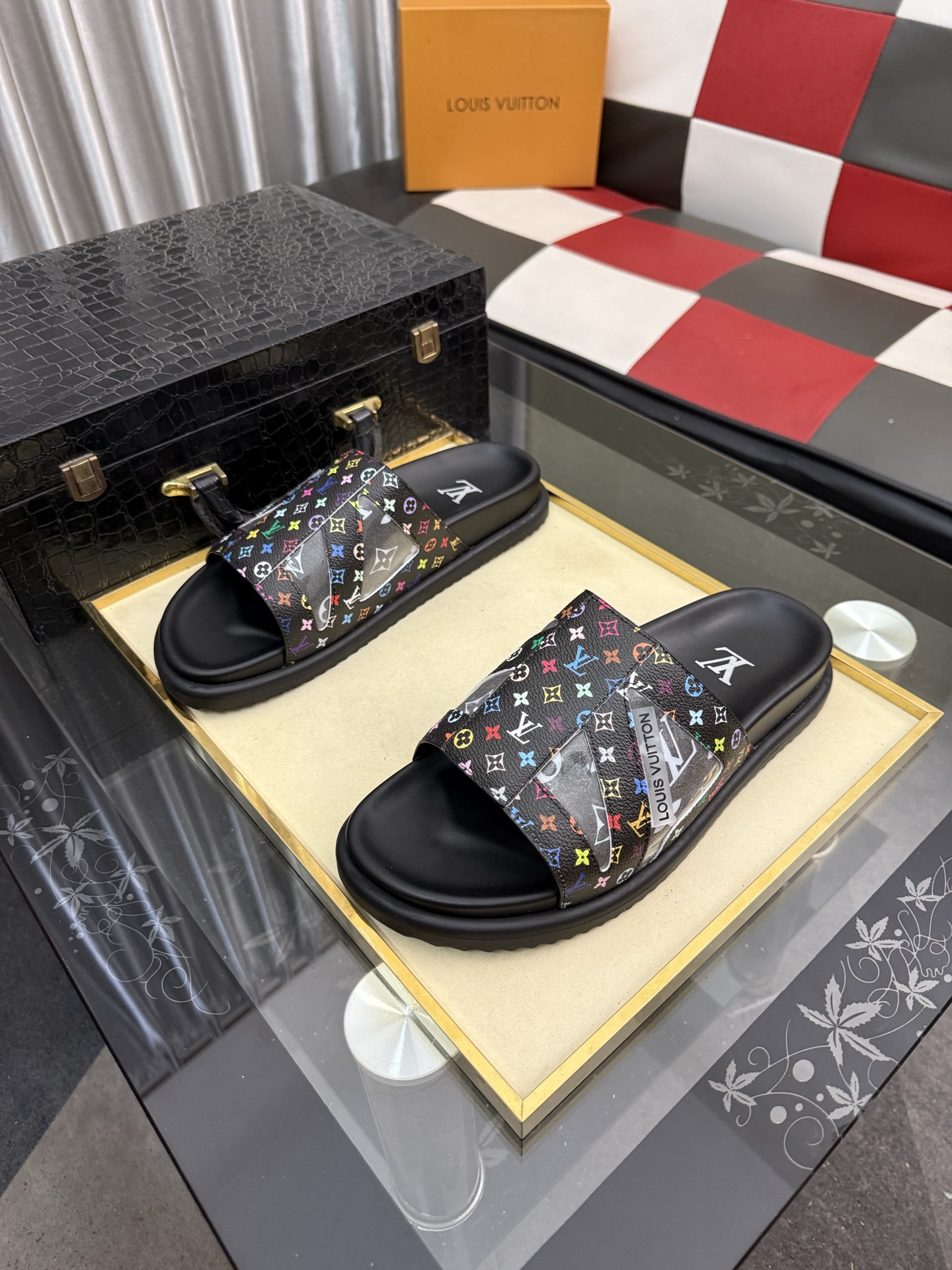 LV 原單 男款 拖鞋 彩色Monogram 黑底設計 潮流個性款| 14 LV 原單 男款 拖鞋 彩色Monogram 黑底設計 潮流個性款