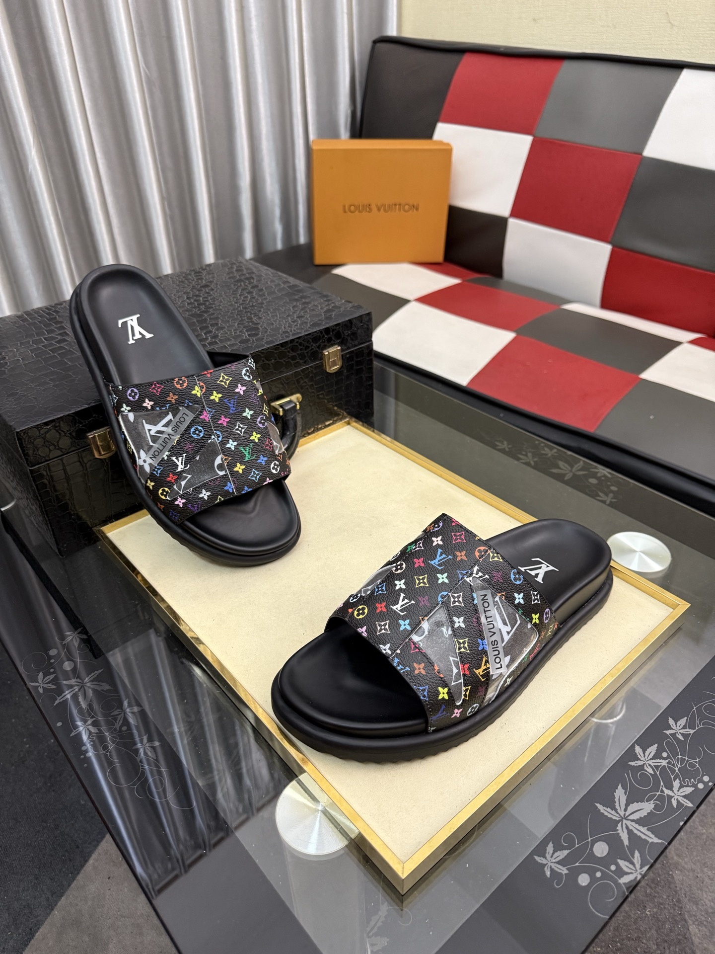 LV 原單 男款 拖鞋 彩色Monogram 黑底設計 潮流個性款| 13 LV 原單 男款 拖鞋 彩色Monogram 黑底設計 潮流個性款