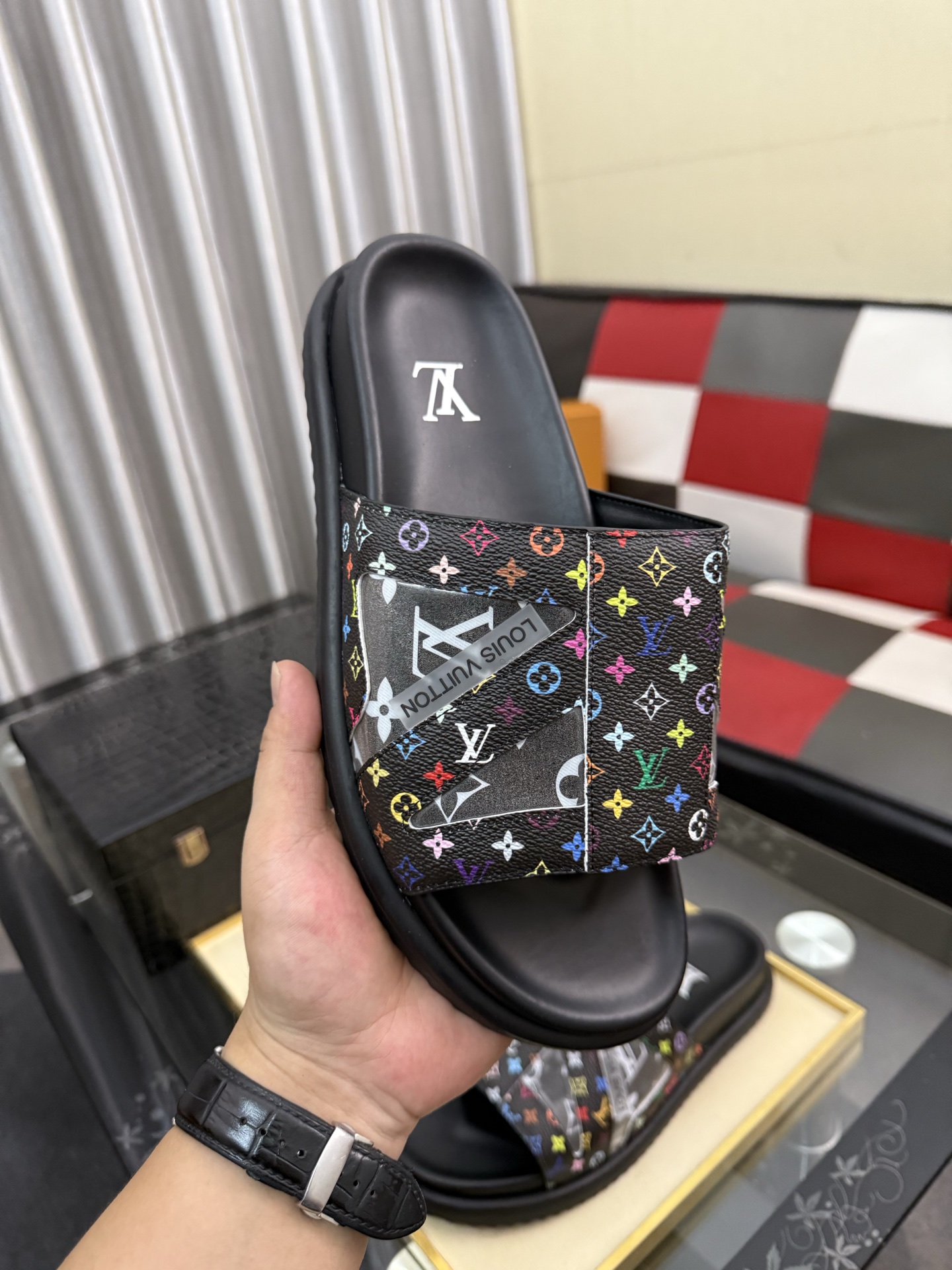 LV 原單 男款 拖鞋 彩色Monogram 黑底設計 潮流個性款| 12 LV 原單 男款 拖鞋 彩色Monogram 黑底設計 潮流個性款