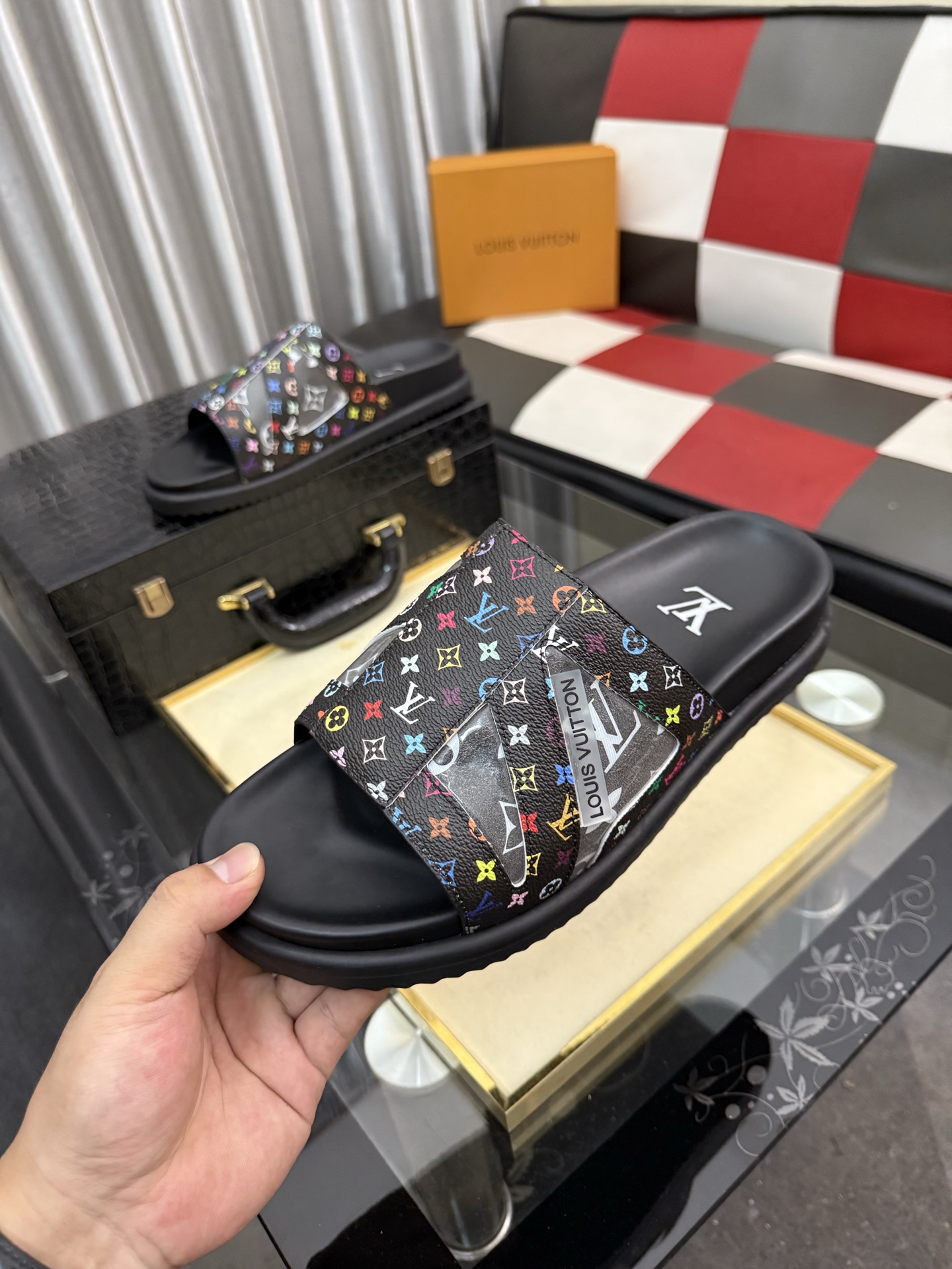 LV 原單 男款 拖鞋 彩色Monogram 黑底設計 潮流個性款| 11 LV 原單 男款 拖鞋 彩色Monogram 黑底設計 潮流個性款