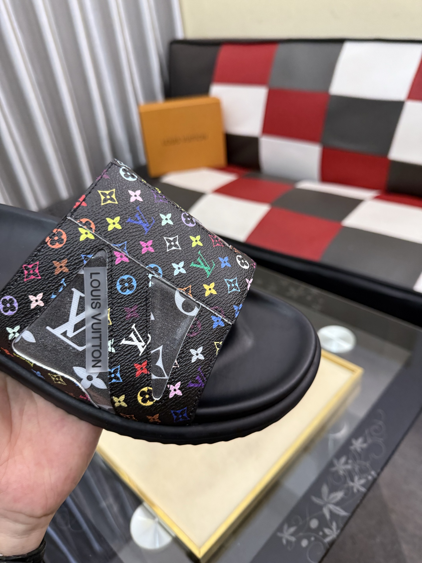 LV 原單 男款 拖鞋 彩色Monogram 黑底設計 潮流個性款| 10 LV 原單 男款 拖鞋 彩色Monogram 黑底設計 潮流個性款