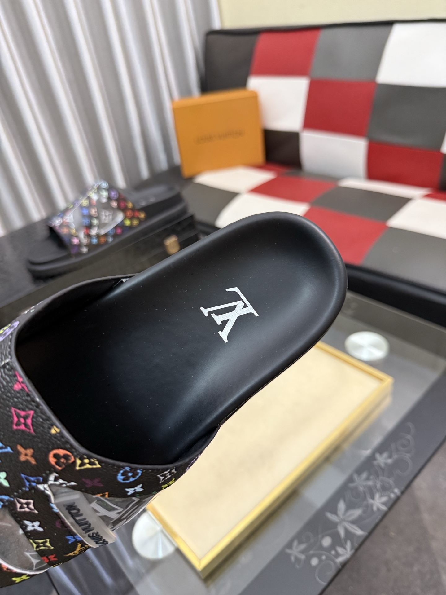 LV 原單 男款 拖鞋 彩色Monogram 黑底設計 潮流個性款| 8 LV 原單 男款 拖鞋 彩色Monogram 黑底設計 潮流個性款