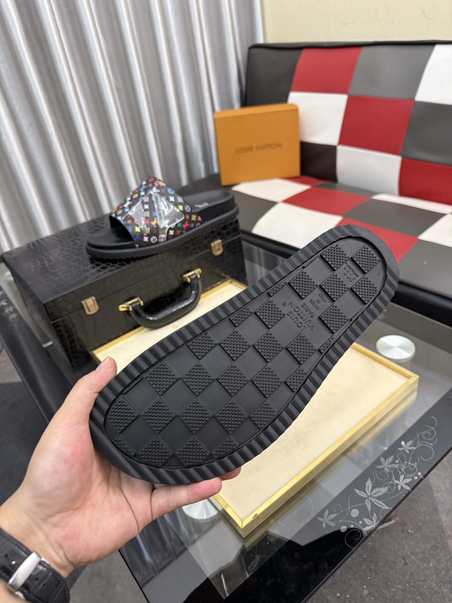 LV 原單 男款 拖鞋 彩色Monogram 黑底設計 潮流個性款| 7 LV 原單 男款 拖鞋 彩色Monogram 黑底設計 潮流個性款