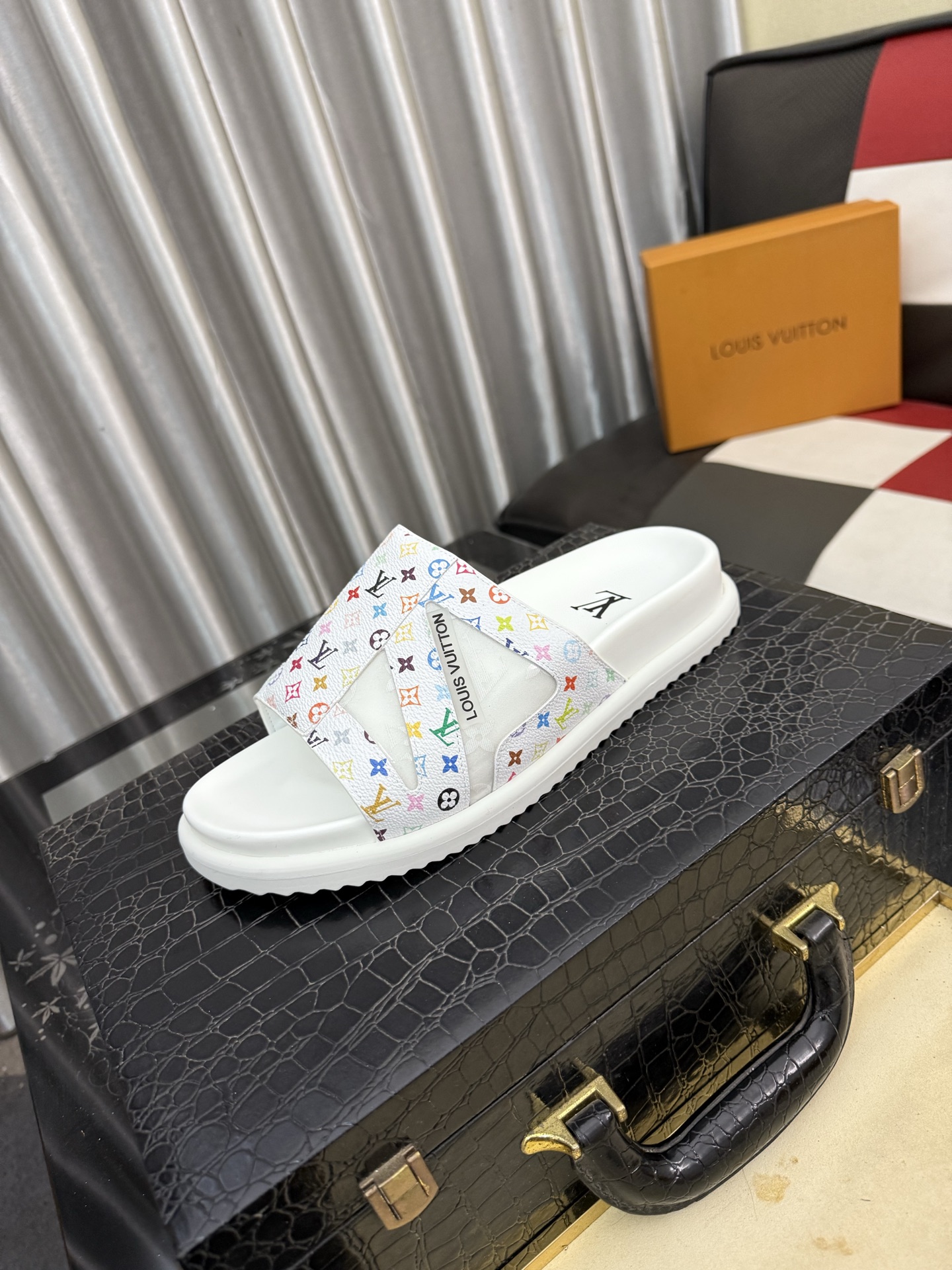 LV 高仿 男款 拖鞋 彩色Monogram 白底設計 潮流個性款| 3 LV 高仿 男款 拖鞋 彩色Monogram 白底設計 潮流個性款