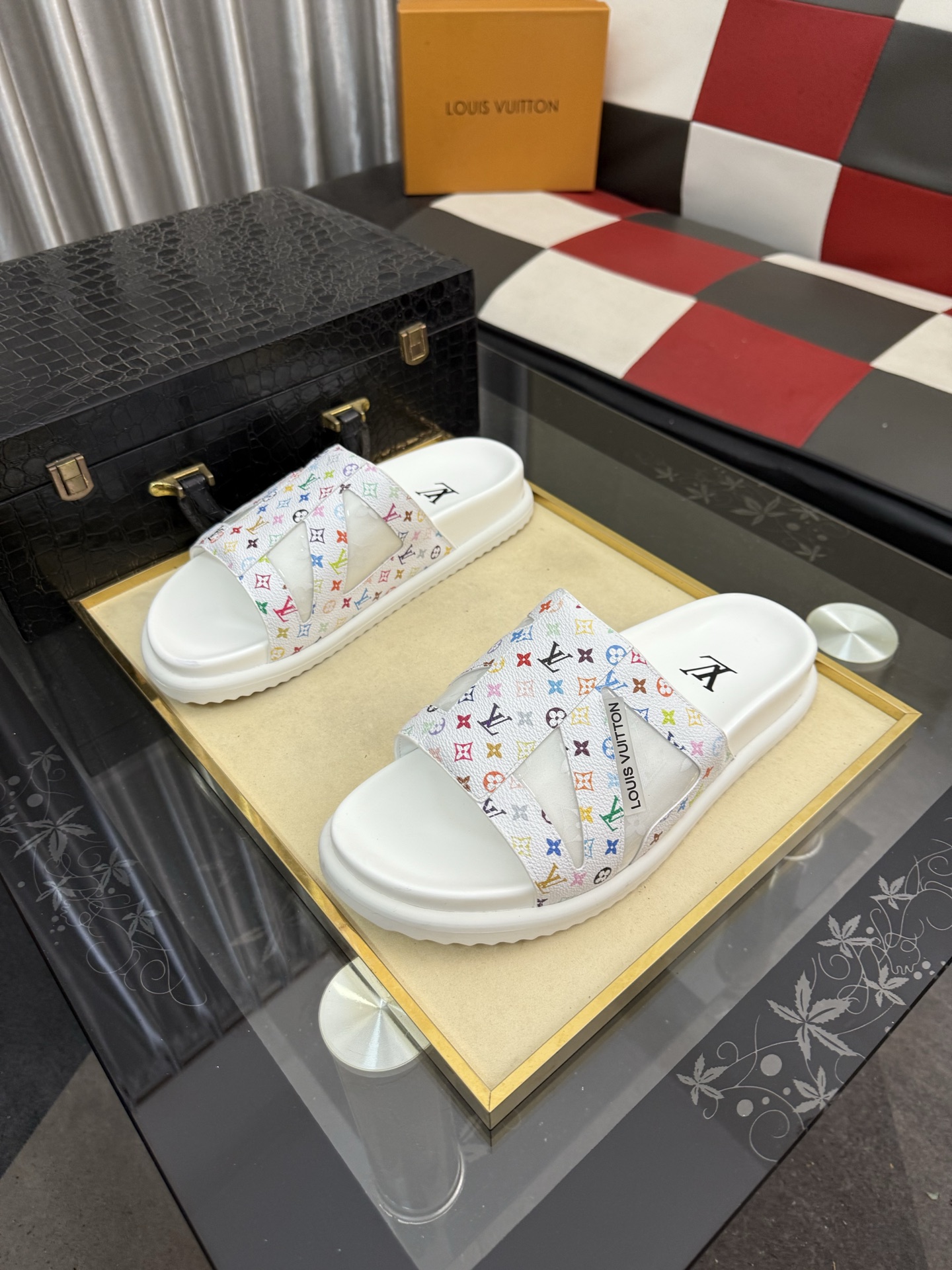 LV 高仿 男款 拖鞋 彩色Monogram 白底設計 潮流個性款| 14 LV 高仿 男款 拖鞋 彩色Monogram 白底設計 潮流個性款