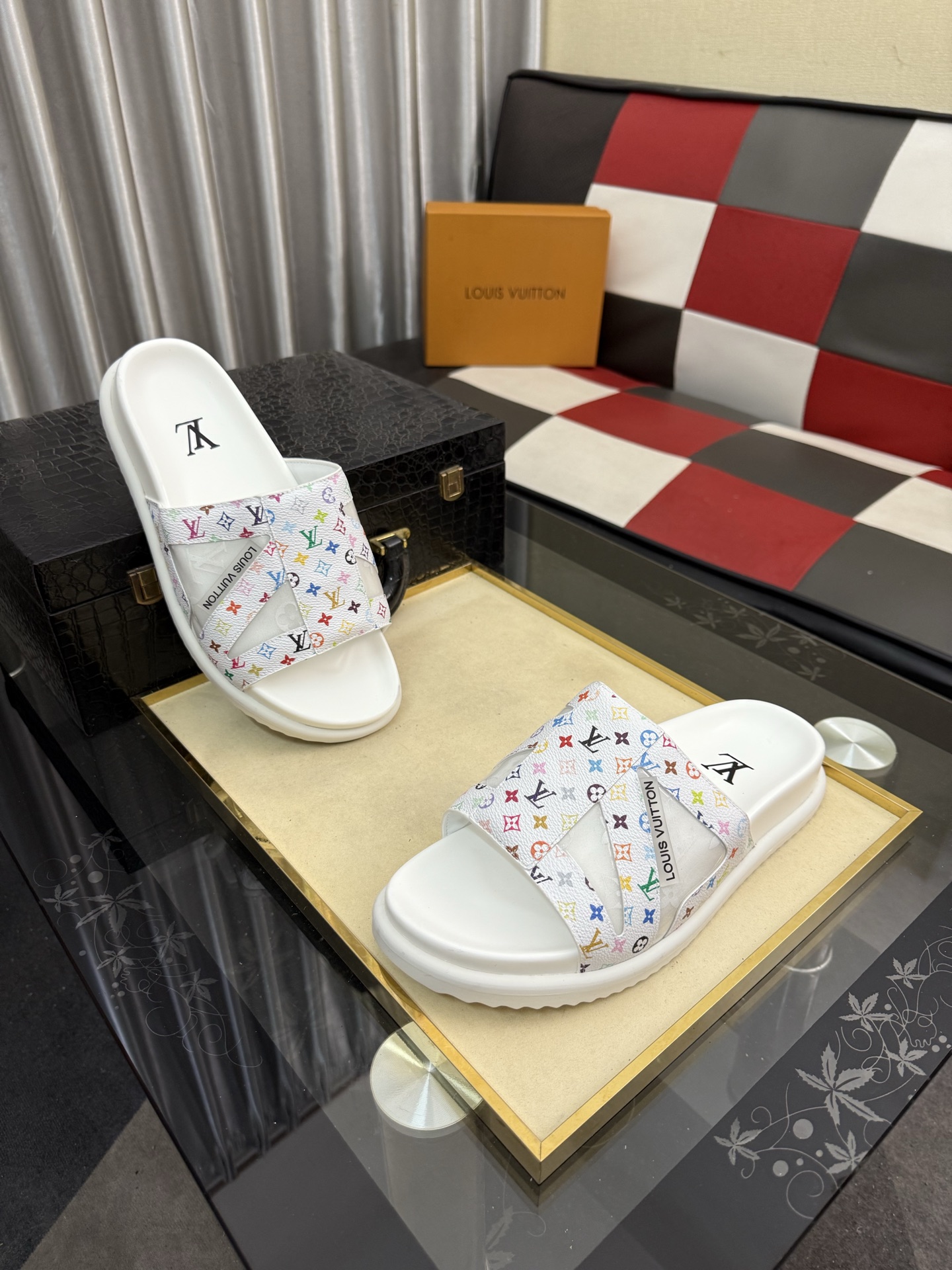 LV 高仿 男款 拖鞋 彩色Monogram 白底設計 潮流個性款| 13 LV 高仿 男款 拖鞋 彩色Monogram 白底設計 潮流個性款