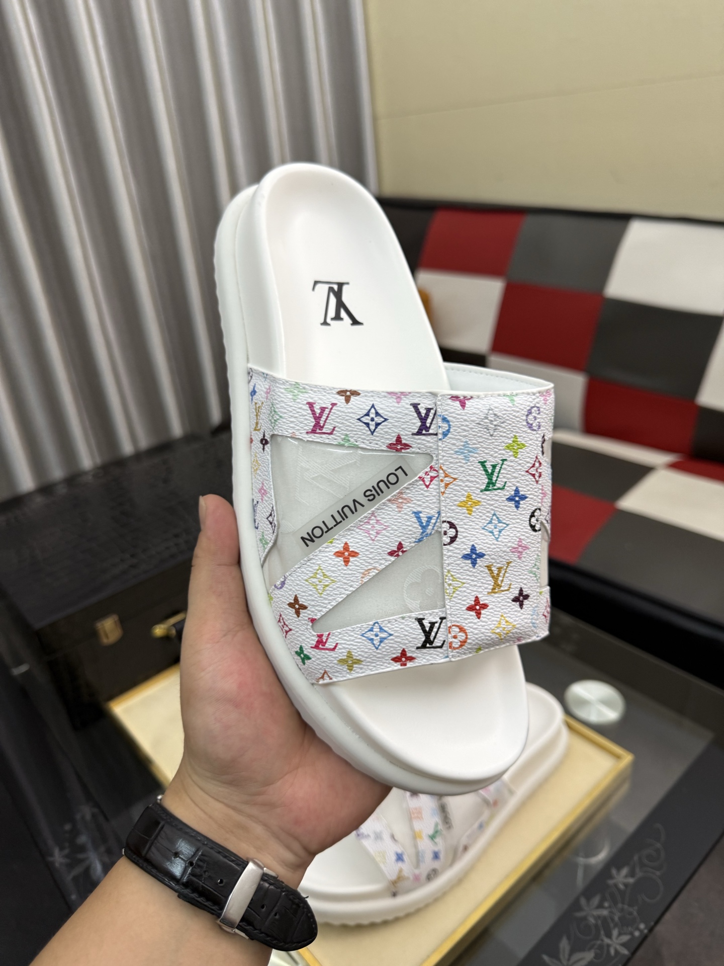 LV 高仿 男款 拖鞋 彩色Monogram 白底設計 潮流個性款| 12 LV 高仿 男款 拖鞋 彩色Monogram 白底設計 潮流個性款