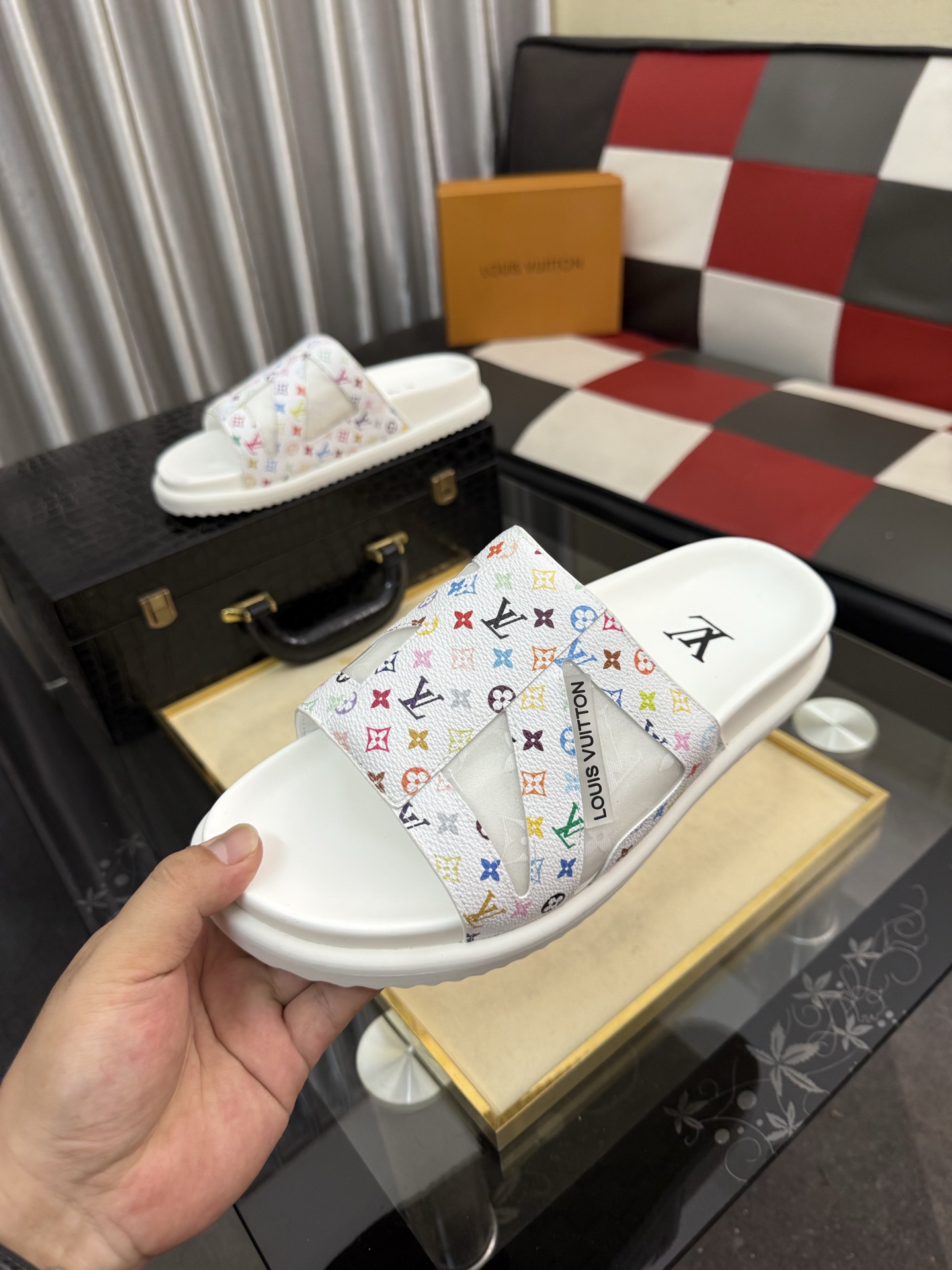 LV 高仿 男款 拖鞋 彩色Monogram 白底設計 潮流個性款| 11 LV 高仿 男款 拖鞋 彩色Monogram 白底設計 潮流個性款