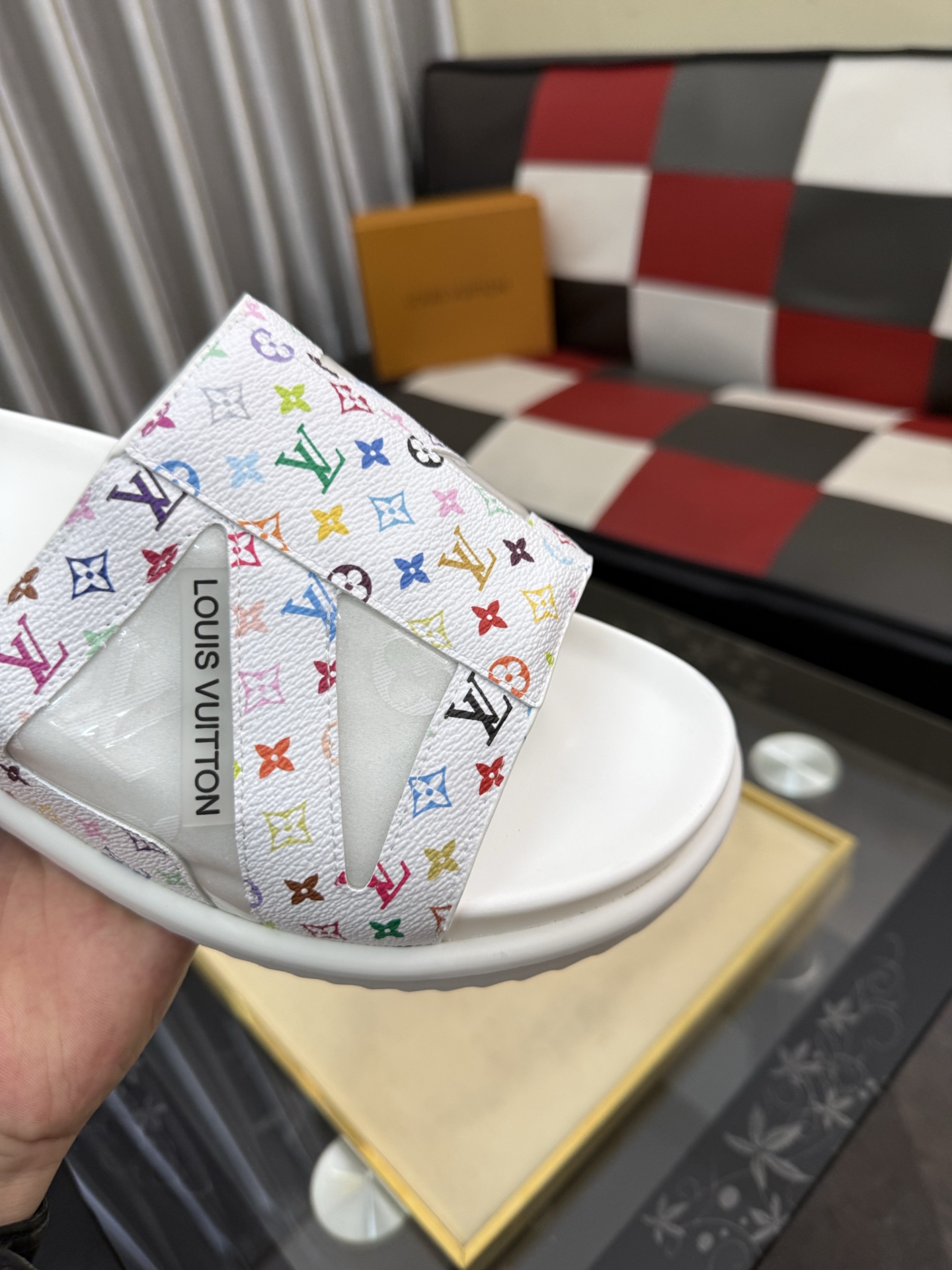 LV 高仿 男款 拖鞋 彩色Monogram 白底設計 潮流個性款| 10 LV 高仿 男款 拖鞋 彩色Monogram 白底設計 潮流個性款