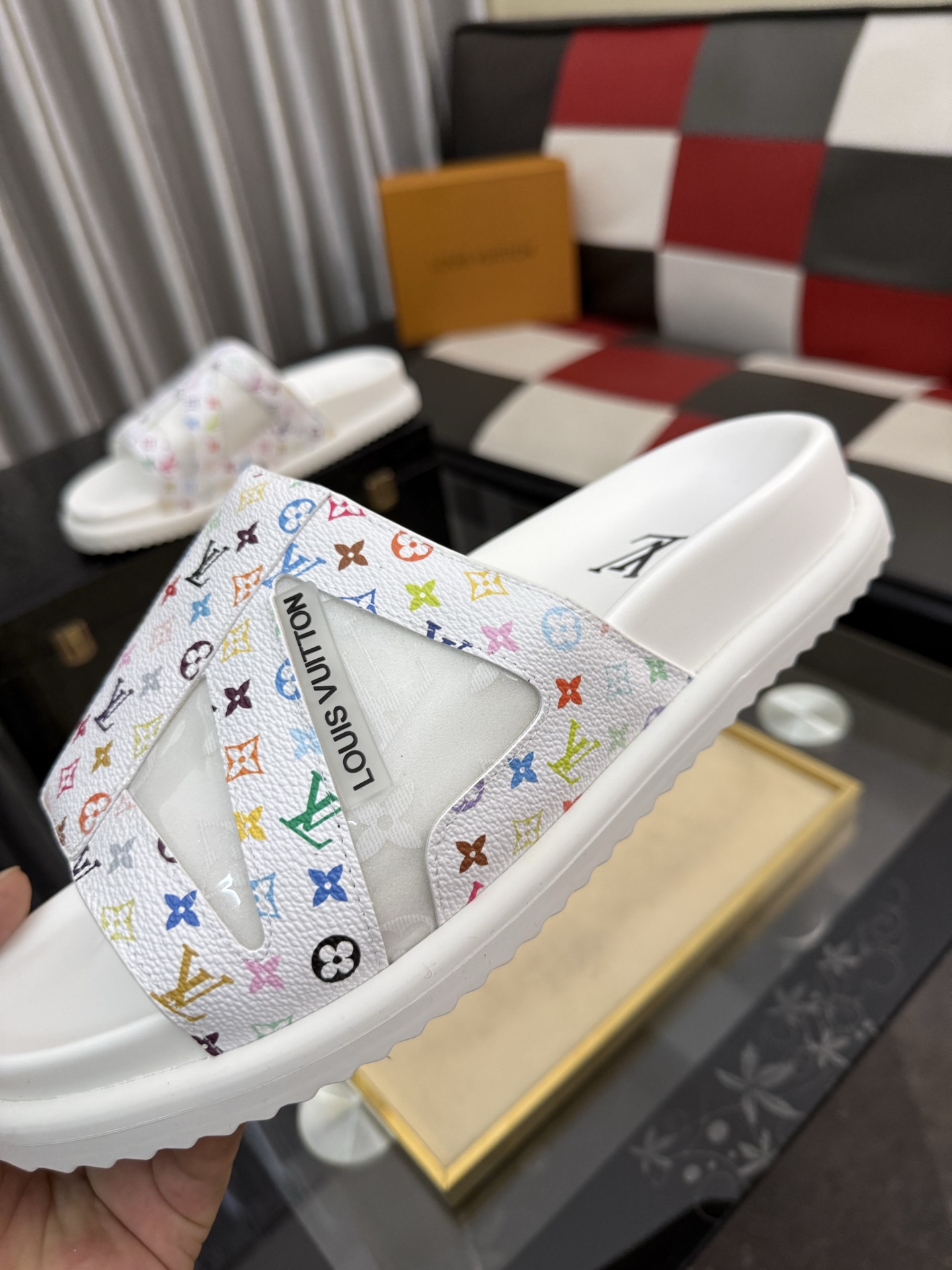 LV 高仿 男款 拖鞋 彩色Monogram 白底設計 潮流個性款| 9 LV 高仿 男款 拖鞋 彩色Monogram 白底設計 潮流個性款