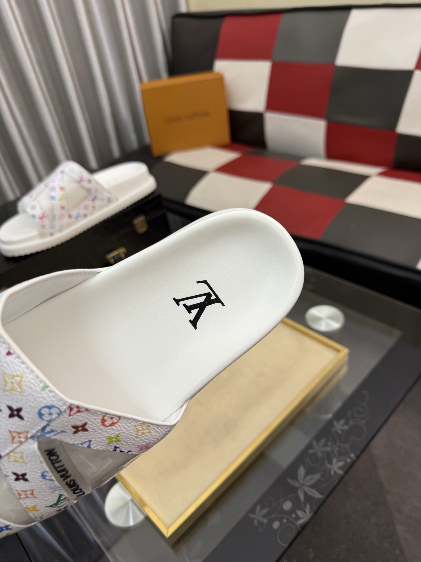 LV 高仿 男款 拖鞋 彩色Monogram 白底設計 潮流個性款| 8 LV 高仿 男款 拖鞋 彩色Monogram 白底設計 潮流個性款