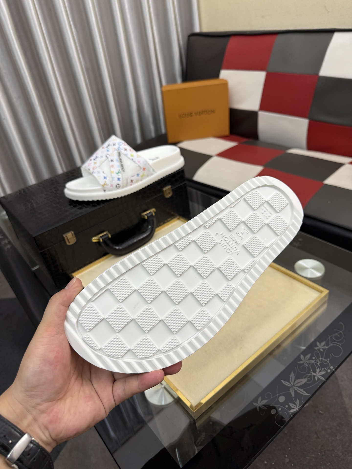 LV 高仿 男款 拖鞋 彩色Monogram 白底設計 潮流個性款| 7 LV 高仿 男款 拖鞋 彩色Monogram 白底設計 潮流個性款