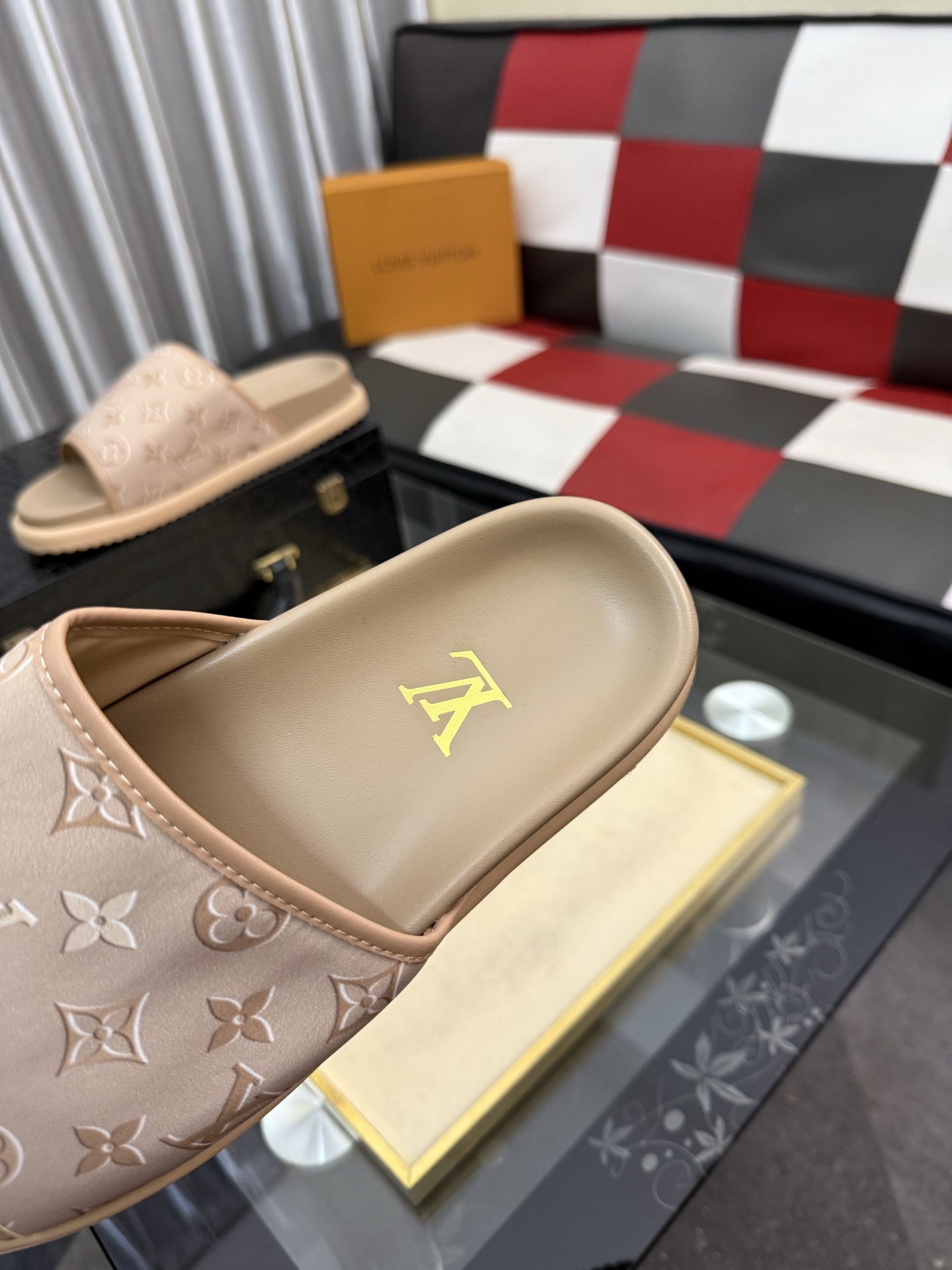 LV 一比一 男款 拖鞋 奶茶色 壓紋設計 簡約高級感| 8 LV 一比一 男款 拖鞋 奶茶色 壓紋設計 簡約高級感