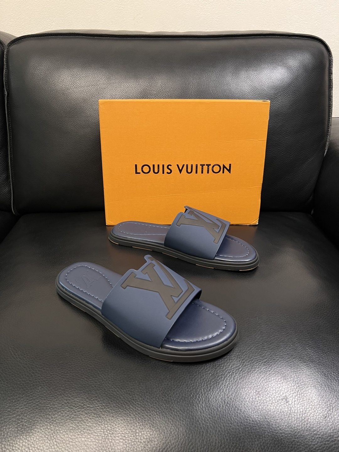 LV A貨 男款 拖鞋 深藍色 大Logo設計 沉穩商務風