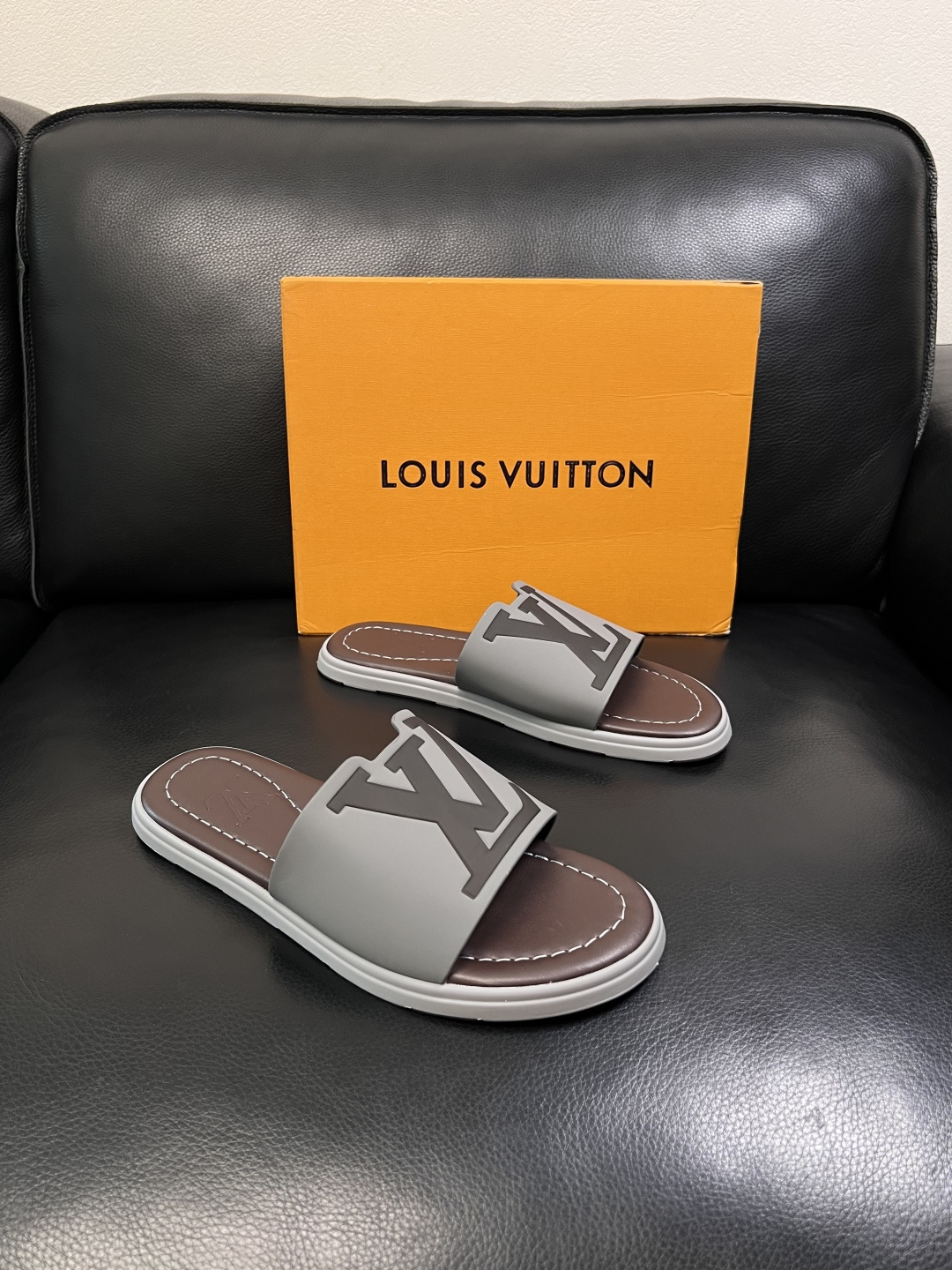 LV 高仿 男款 拖鞋 灰色拼接設計 大Logo 休閒百搭款