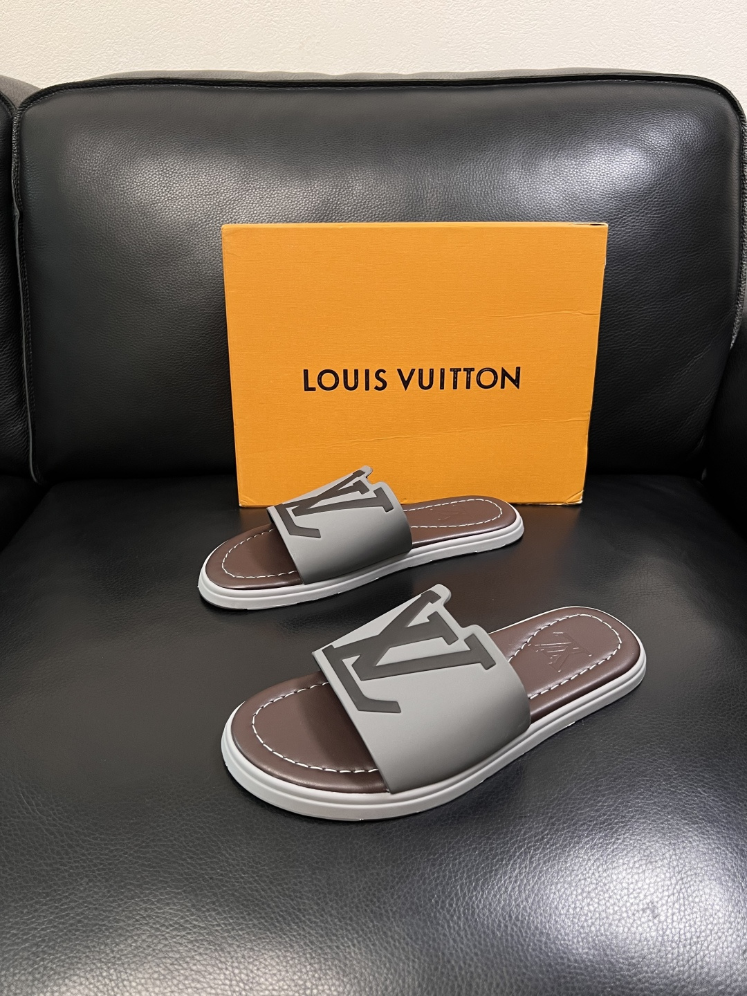 LV 高仿 男款 拖鞋 灰色拼接設計 大Logo 休閒百搭款