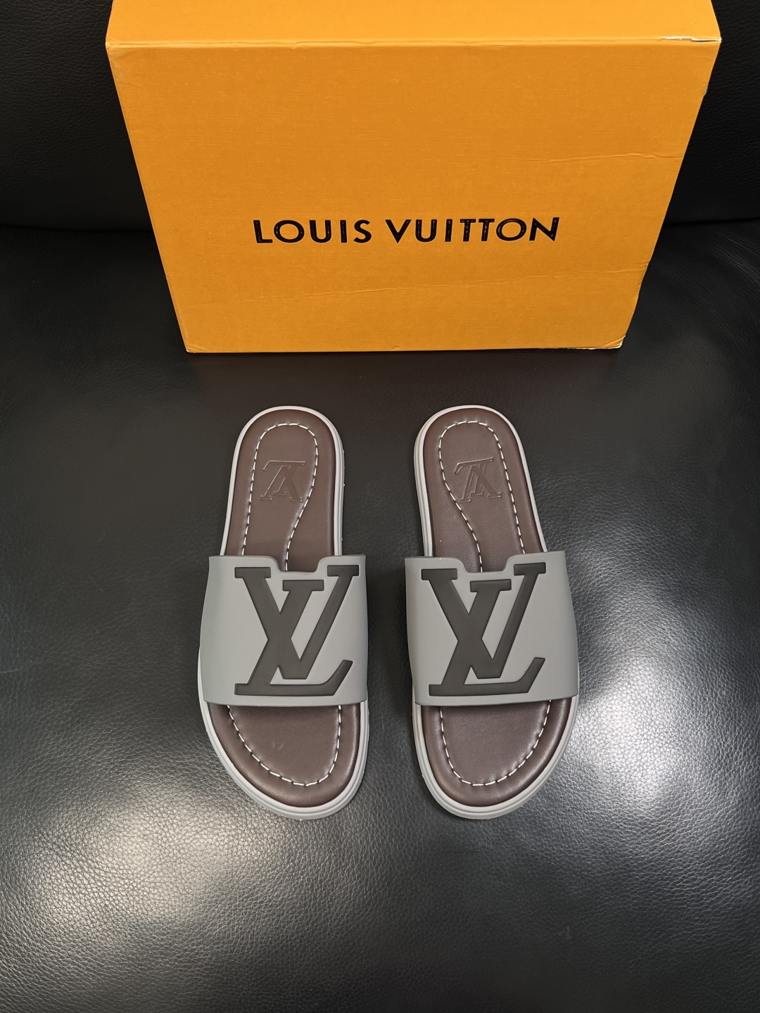LV 高仿 男款 拖鞋 灰色拼接設計 大Logo 休閒百搭款