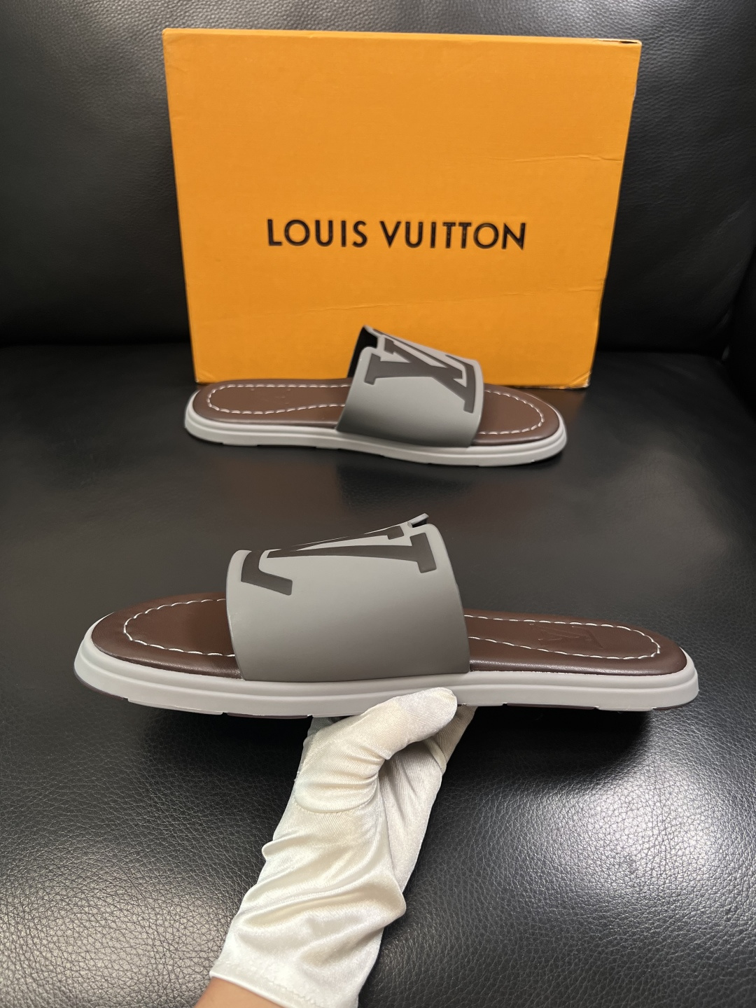 LV 高仿 男款 拖鞋 灰色拼接設計 大Logo 休閒百搭款