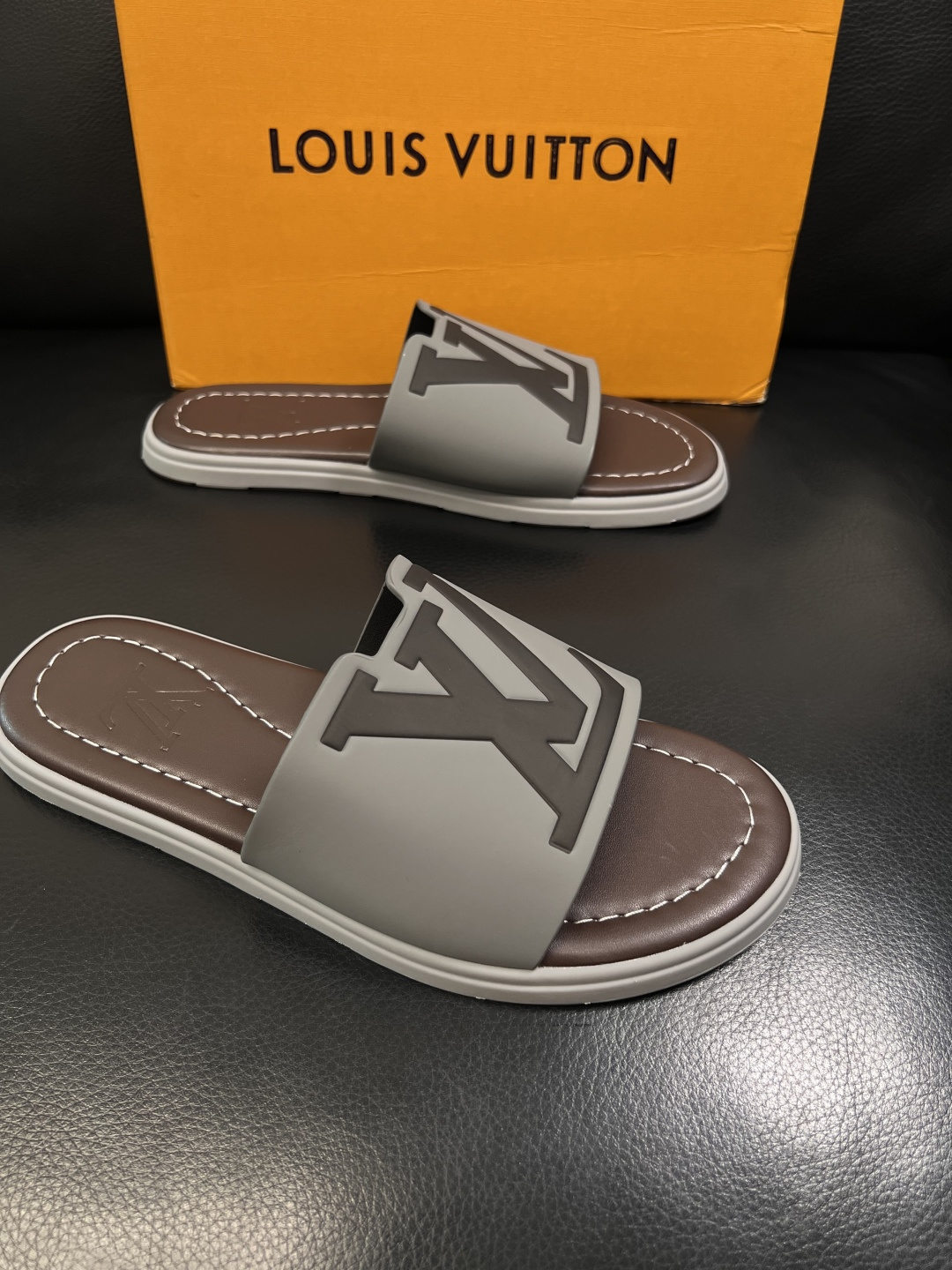 LV 高仿 男款 拖鞋 灰色拼接設計 大Logo 休閒百搭款