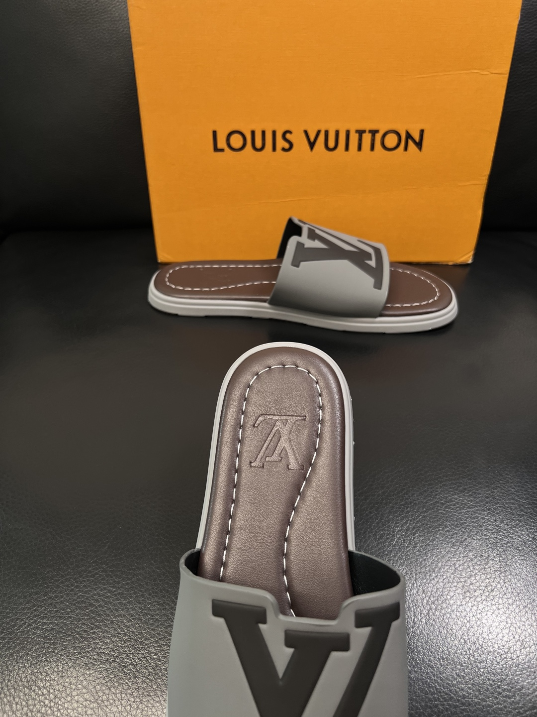 LV 高仿 男款 拖鞋 灰色拼接設計 大Logo 休閒百搭款