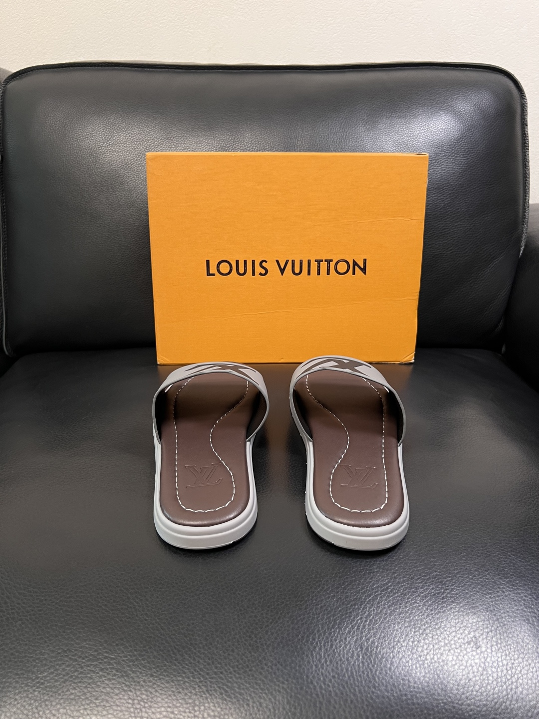 LV 高仿 男款 拖鞋 灰色拼接設計 大Logo 休閒百搭款
