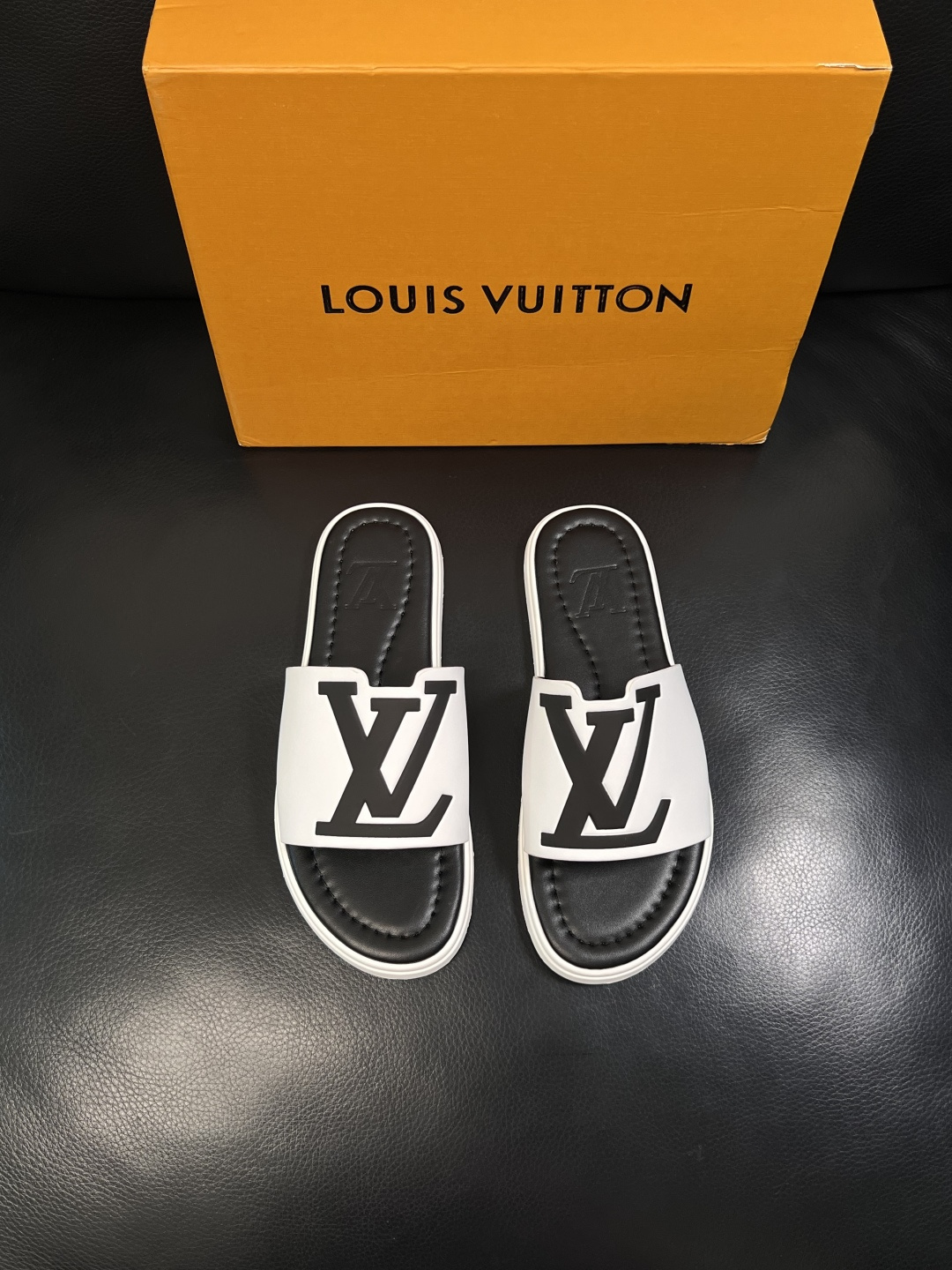 LV 原單 男款 拖鞋 黑白配色 大Logo設計 經典百搭款