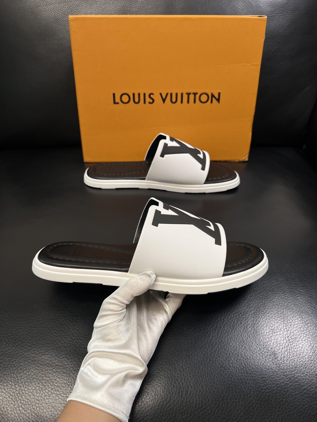 LV 原單 男款 拖鞋 黑白配色 大Logo設計 經典百搭款