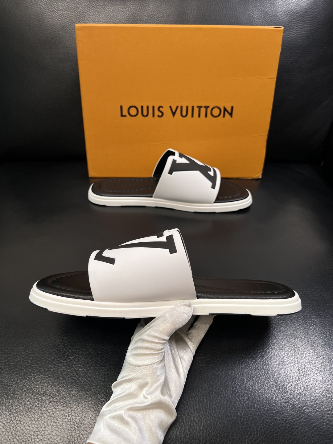 LV 原單 男款 拖鞋 黑白配色 大Logo設計 經典百搭款