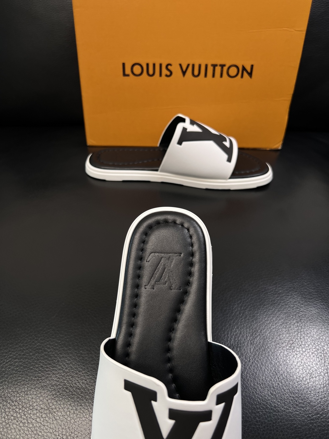 LV 原單 男款 拖鞋 黑白配色 大Logo設計 經典百搭款