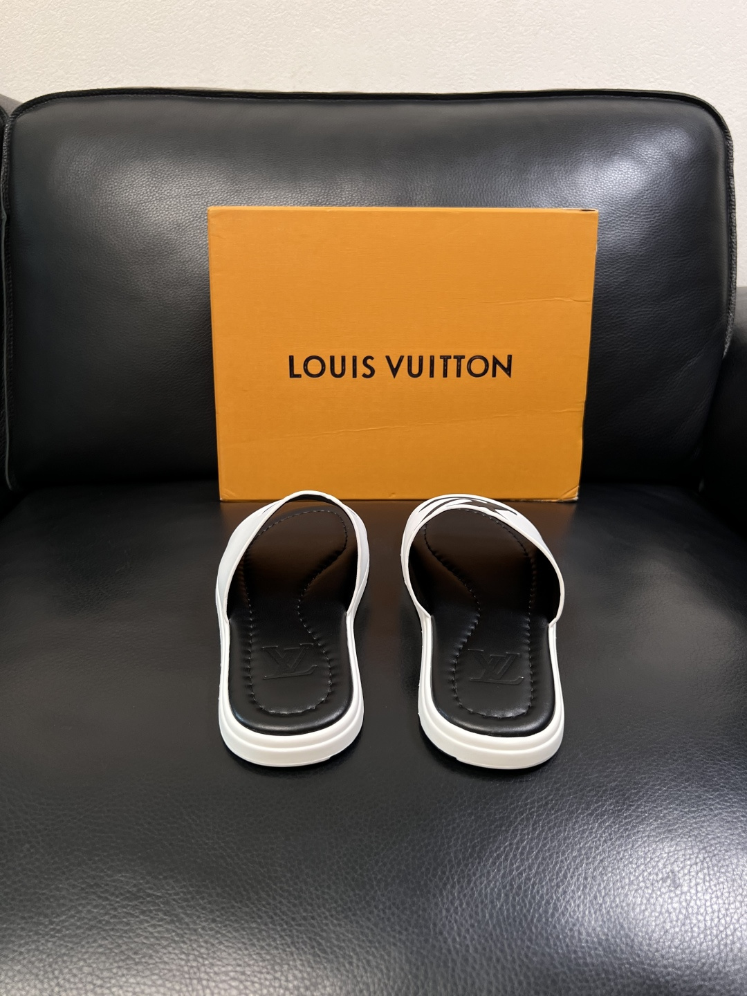 LV 原單 男款 拖鞋 黑白配色 大Logo設計 經典百搭款