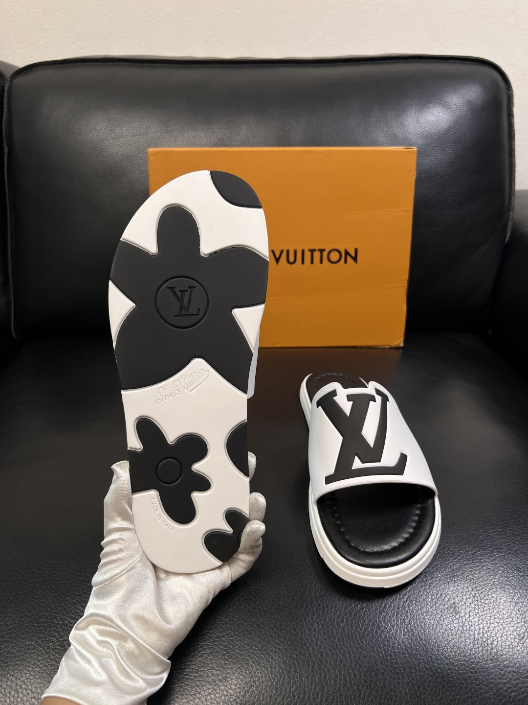 LV 原單 男款 拖鞋 黑白配色 大Logo設計 經典百搭款