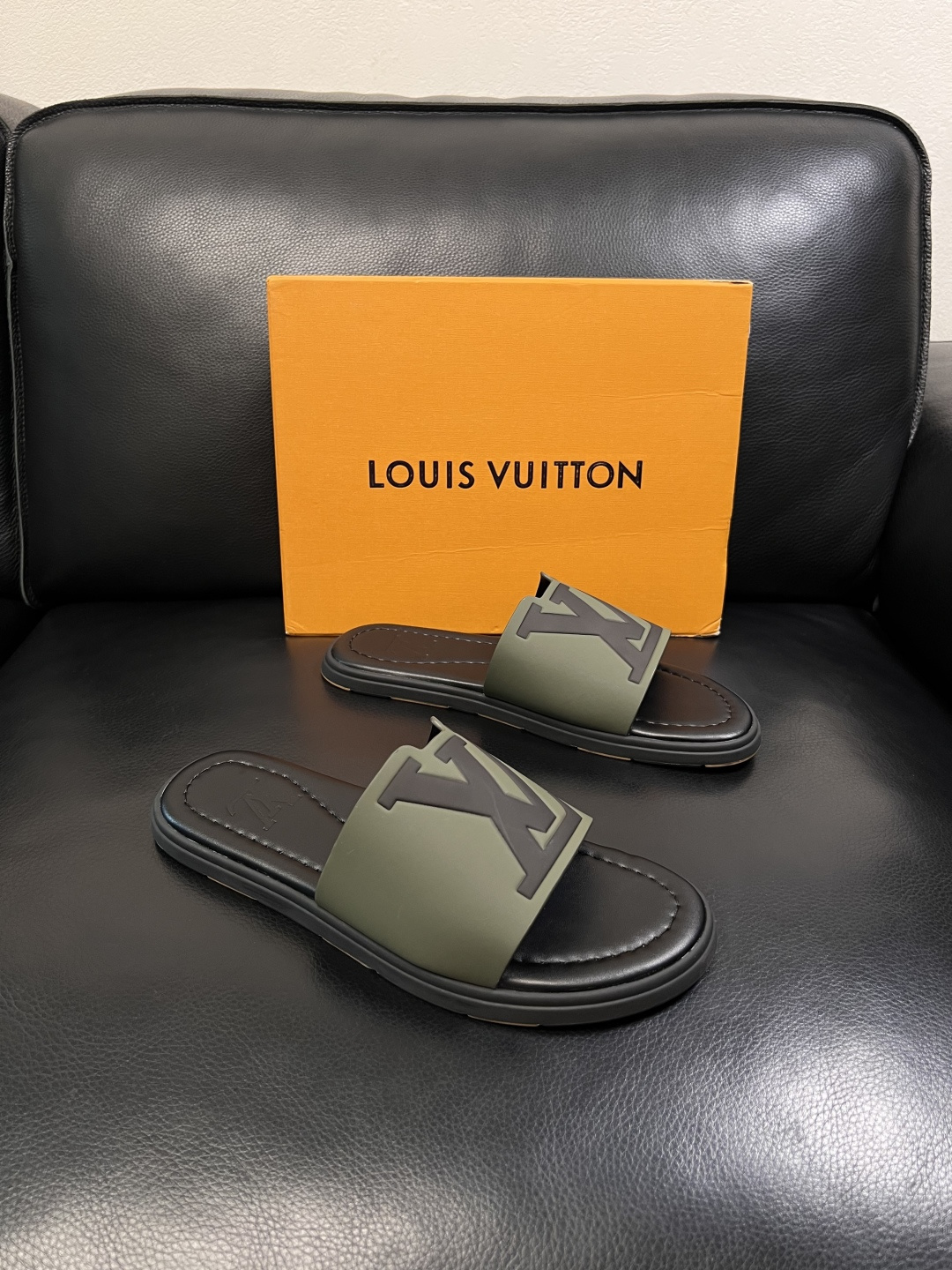 LV A貨 男款 拖鞋 軍綠色 大Logo設計 潮流戶外風