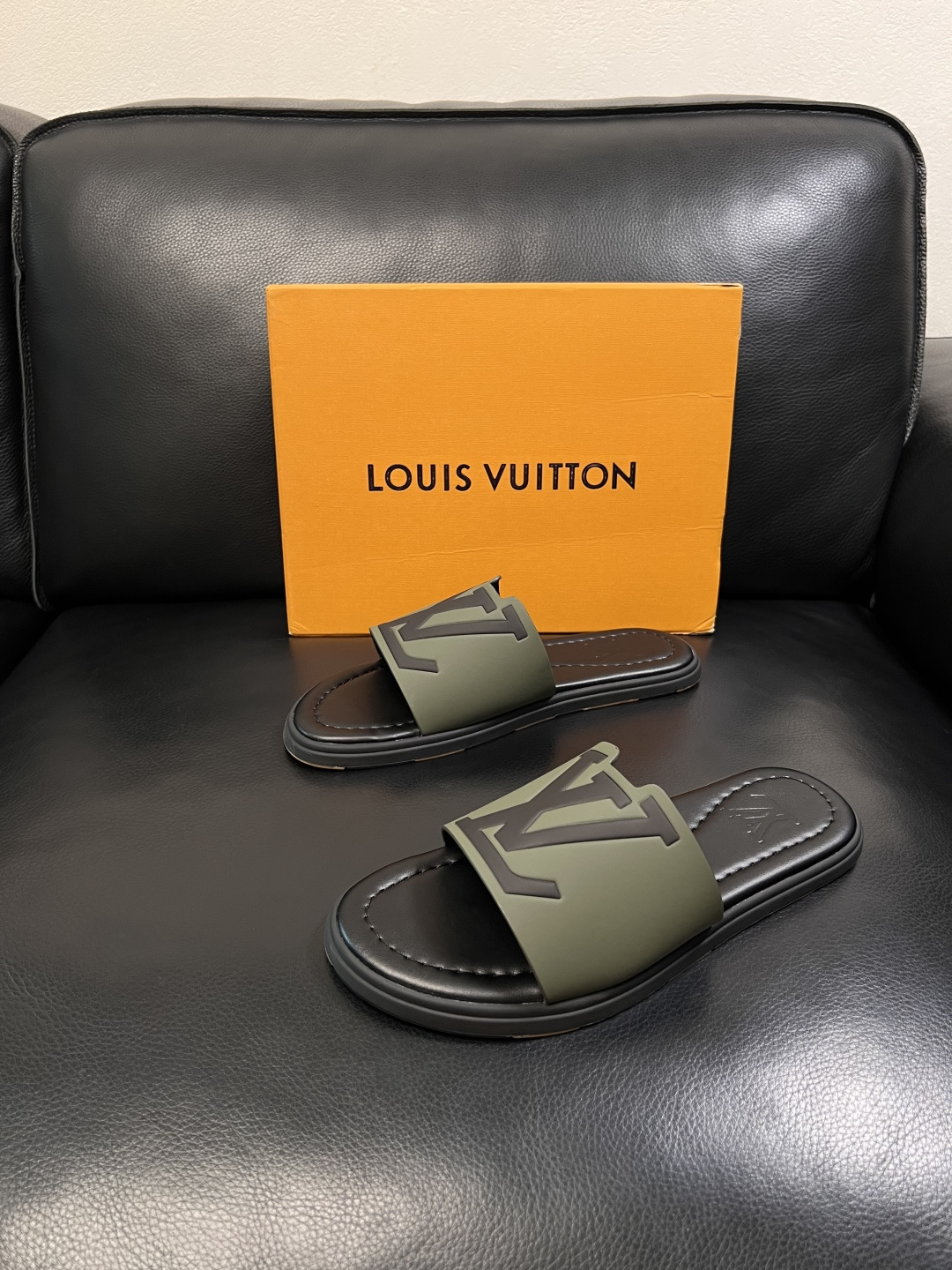 LV A貨 男款 拖鞋 軍綠色 大Logo設計 潮流戶外風