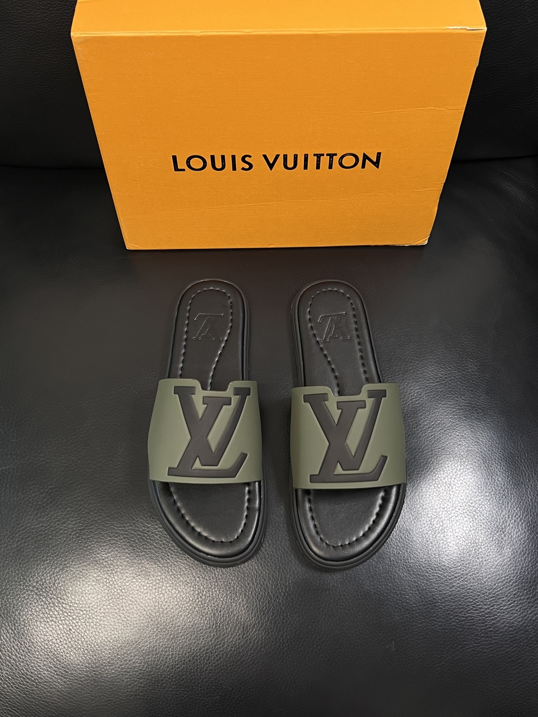 LV A貨 男款 拖鞋 軍綠色 大Logo設計 潮流戶外風