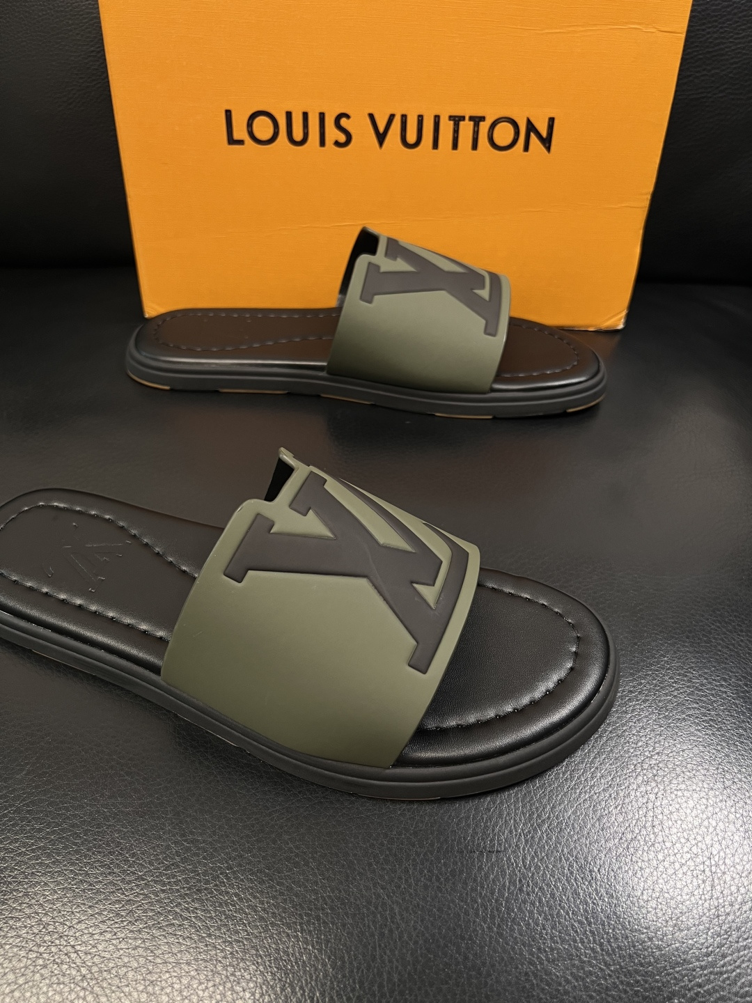 LV A貨 男款 拖鞋 軍綠色 大Logo設計 潮流戶外風