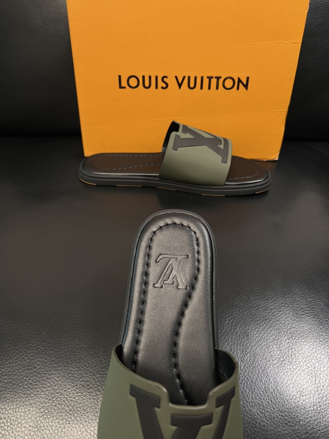 LV A貨 男款 拖鞋 軍綠色 大Logo設計 潮流戶外風
