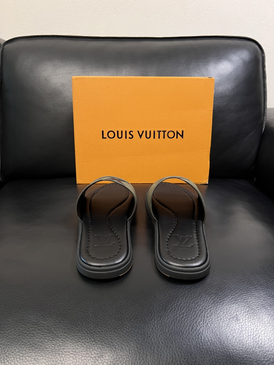 LV A貨 男款 拖鞋 軍綠色 大Logo設計 潮流戶外風