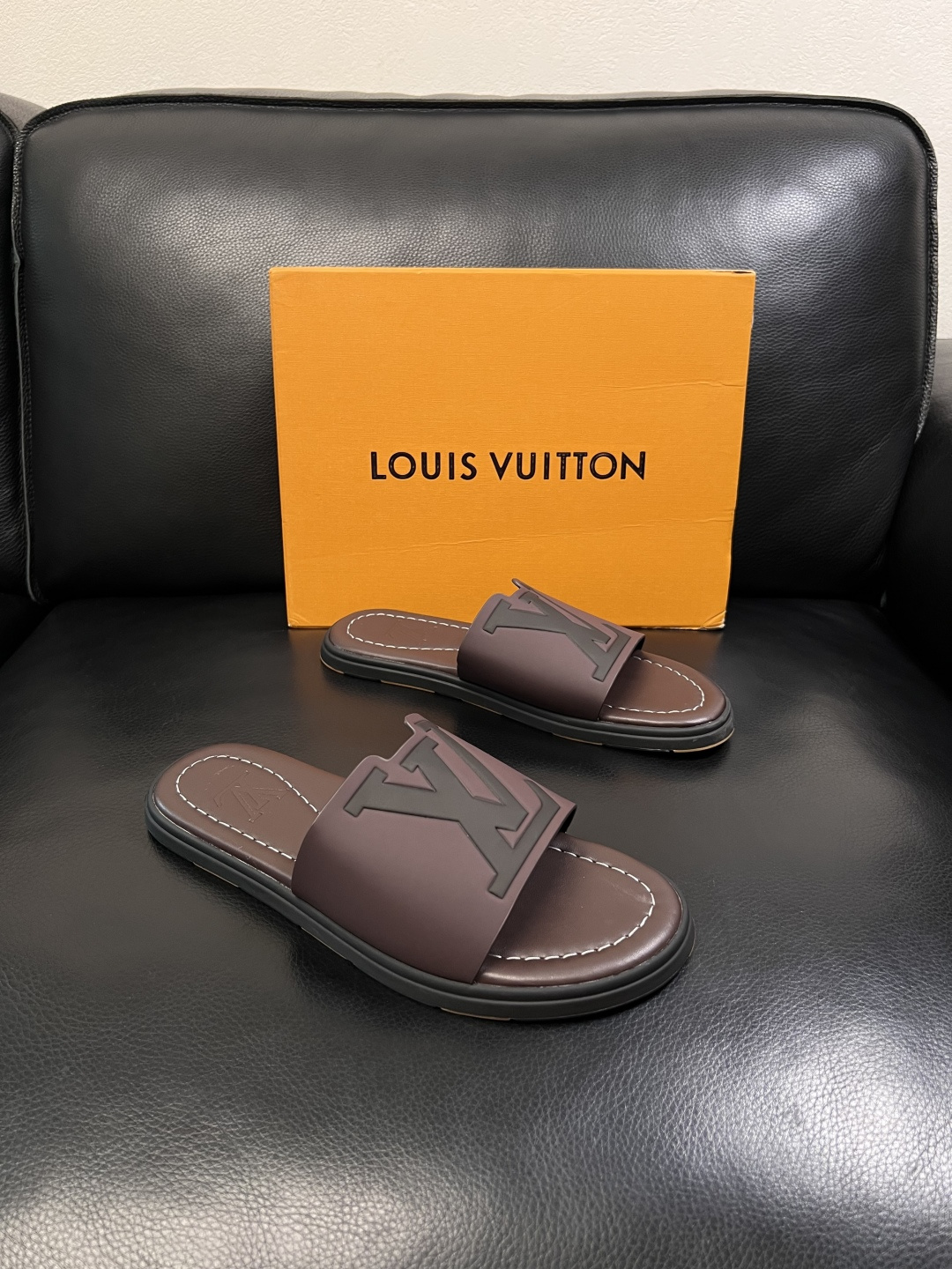 LV 高仿 男款 拖鞋 深棕漸層 大Logo設計 輕奢質感款| 3 LV 高仿 男款 拖鞋 深棕漸層 大Logo設計 輕奢質感款