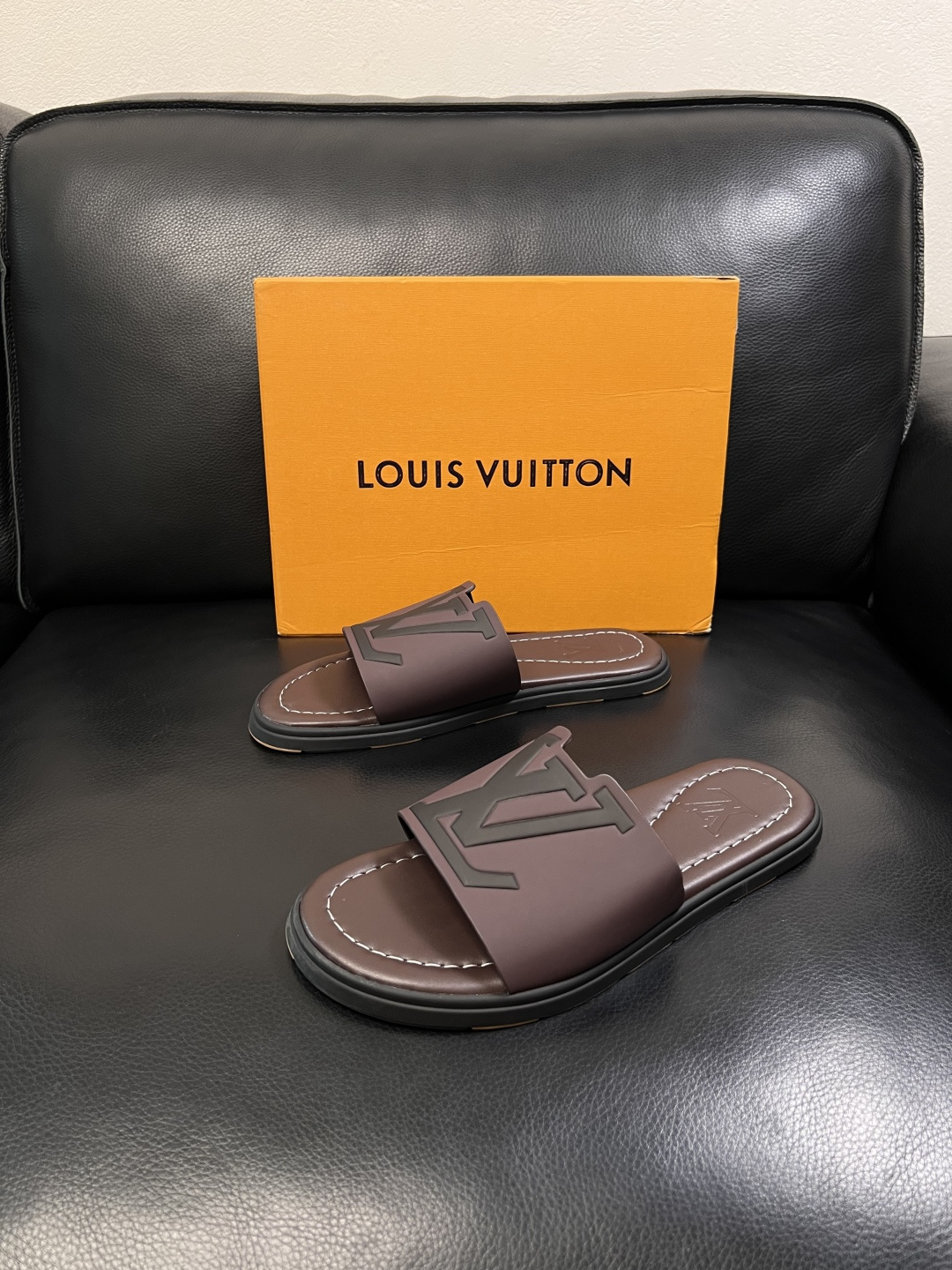 LV 高仿 男款 拖鞋 深棕漸層 大Logo設計 輕奢質感款