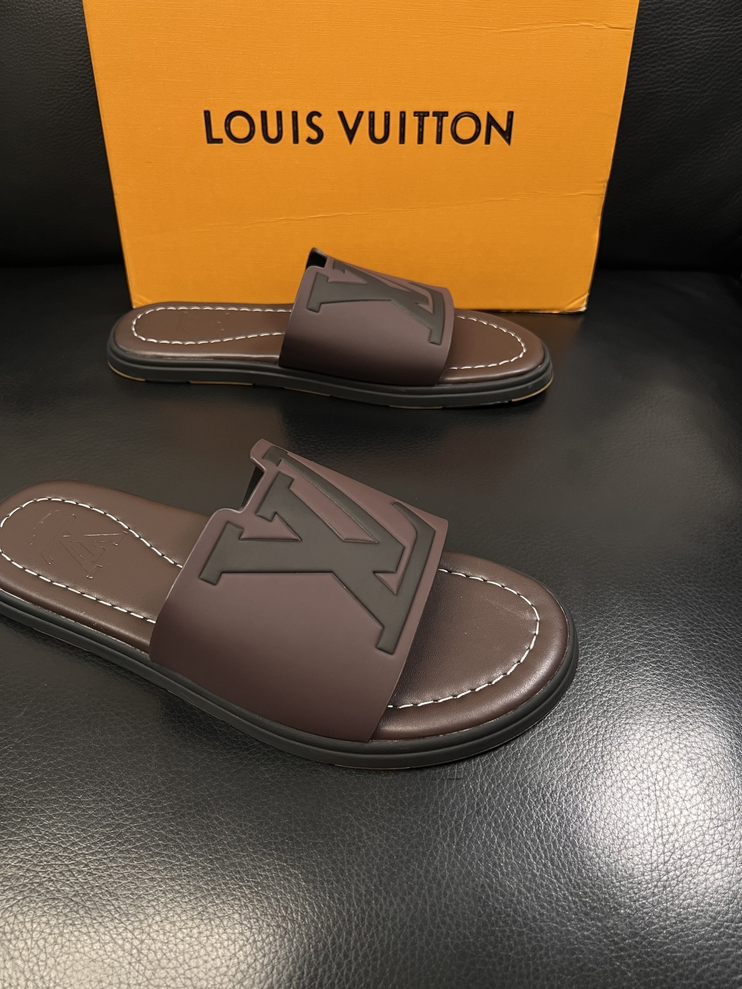 LV 高仿 男款 拖鞋 深棕漸層 大Logo設計 輕奢質感款