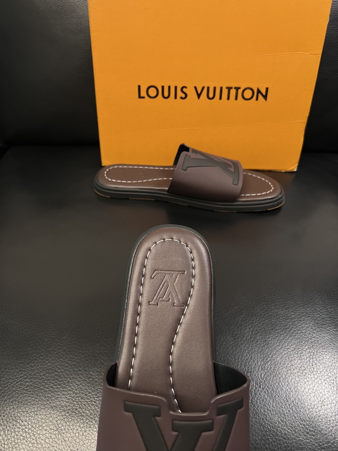 LV 高仿 男款 拖鞋 深棕漸層 大Logo設計 輕奢質感款