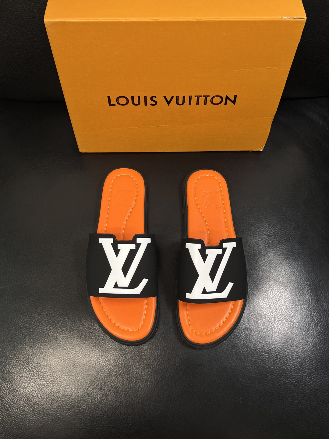 LV 原單 男款 拖鞋 黑橘撞色 大Logo設計 潮流街頭款| 13 LV 原單 男款 拖鞋 黑橘撞色 大Logo設計 潮流街頭款