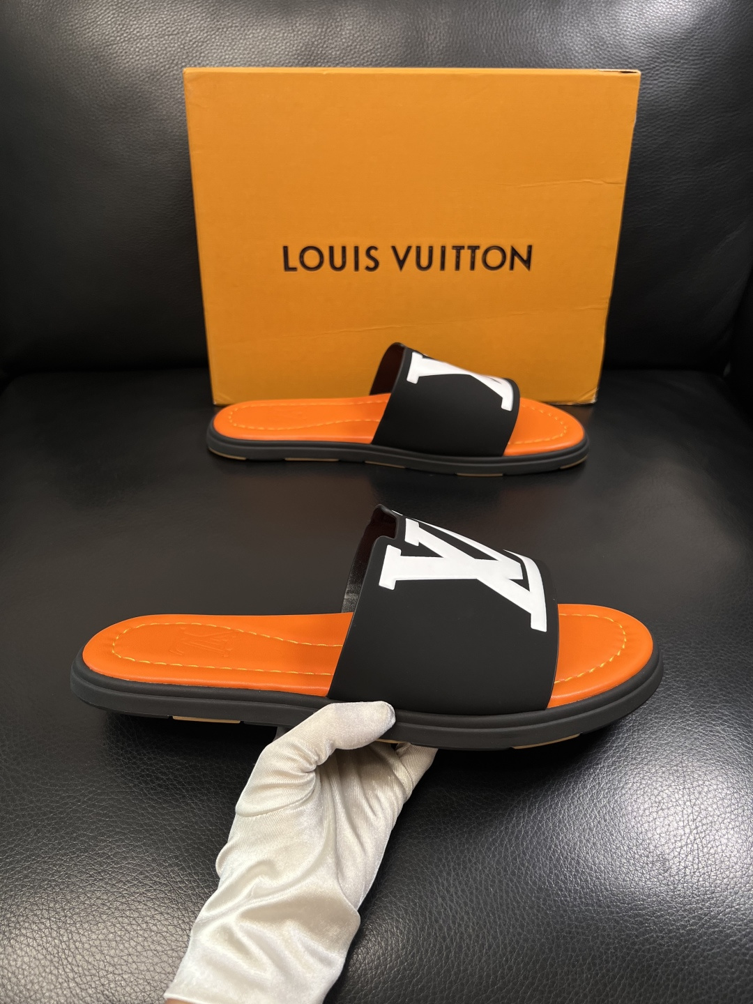 LV 原單 男款 拖鞋 黑橘撞色 大Logo設計 潮流街頭款| 12 LV 原單 男款 拖鞋 黑橘撞色 大Logo設計 潮流街頭款