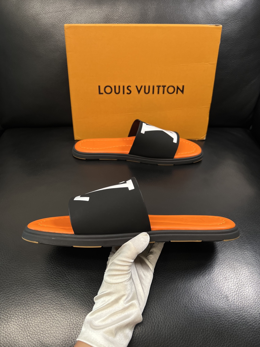 LV 原單 男款 拖鞋 黑橘撞色 大Logo設計 潮流街頭款| 11 LV 原單 男款 拖鞋 黑橘撞色 大Logo設計 潮流街頭款