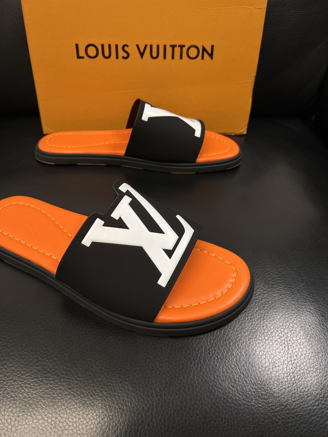 LV 原單 男款 拖鞋 黑橘撞色 大Logo設計 潮流街頭款| 10 LV 原單 男款 拖鞋 黑橘撞色 大Logo設計 潮流街頭款