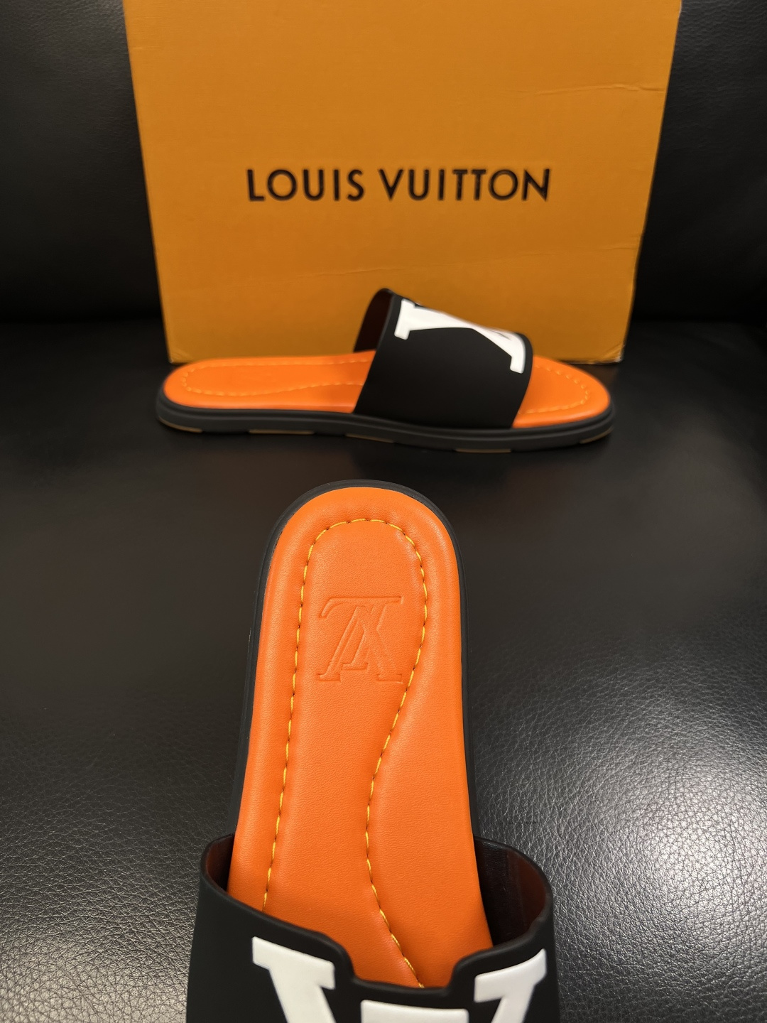 LV 原單 男款 拖鞋 黑橘撞色 大Logo設計 潮流街頭款| 9 LV 原單 男款 拖鞋 黑橘撞色 大Logo設計 潮流街頭款