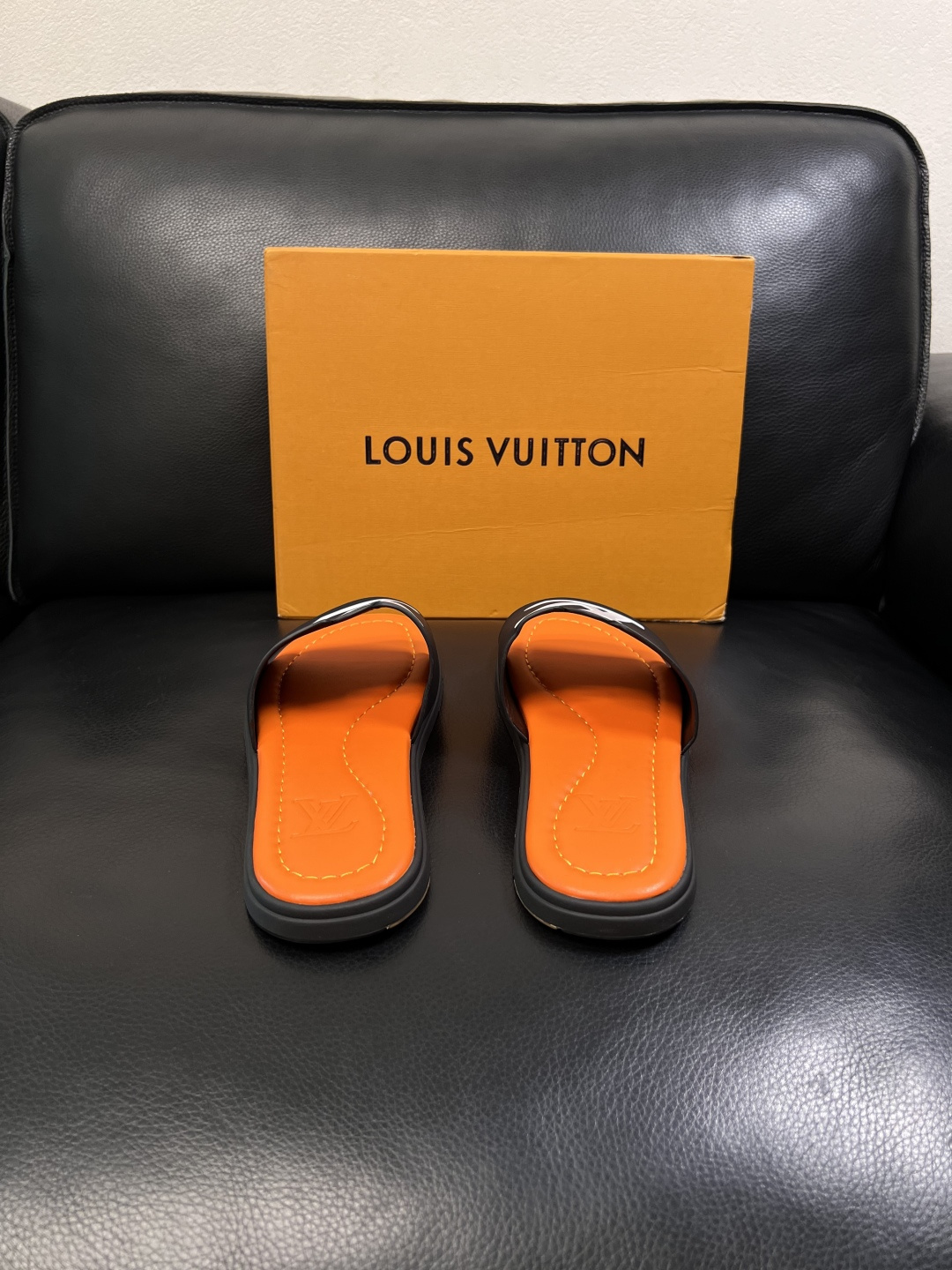 LV 原單 男款 拖鞋 黑橘撞色 大Logo設計 潮流街頭款| 8 LV 原單 男款 拖鞋 黑橘撞色 大Logo設計 潮流街頭款
